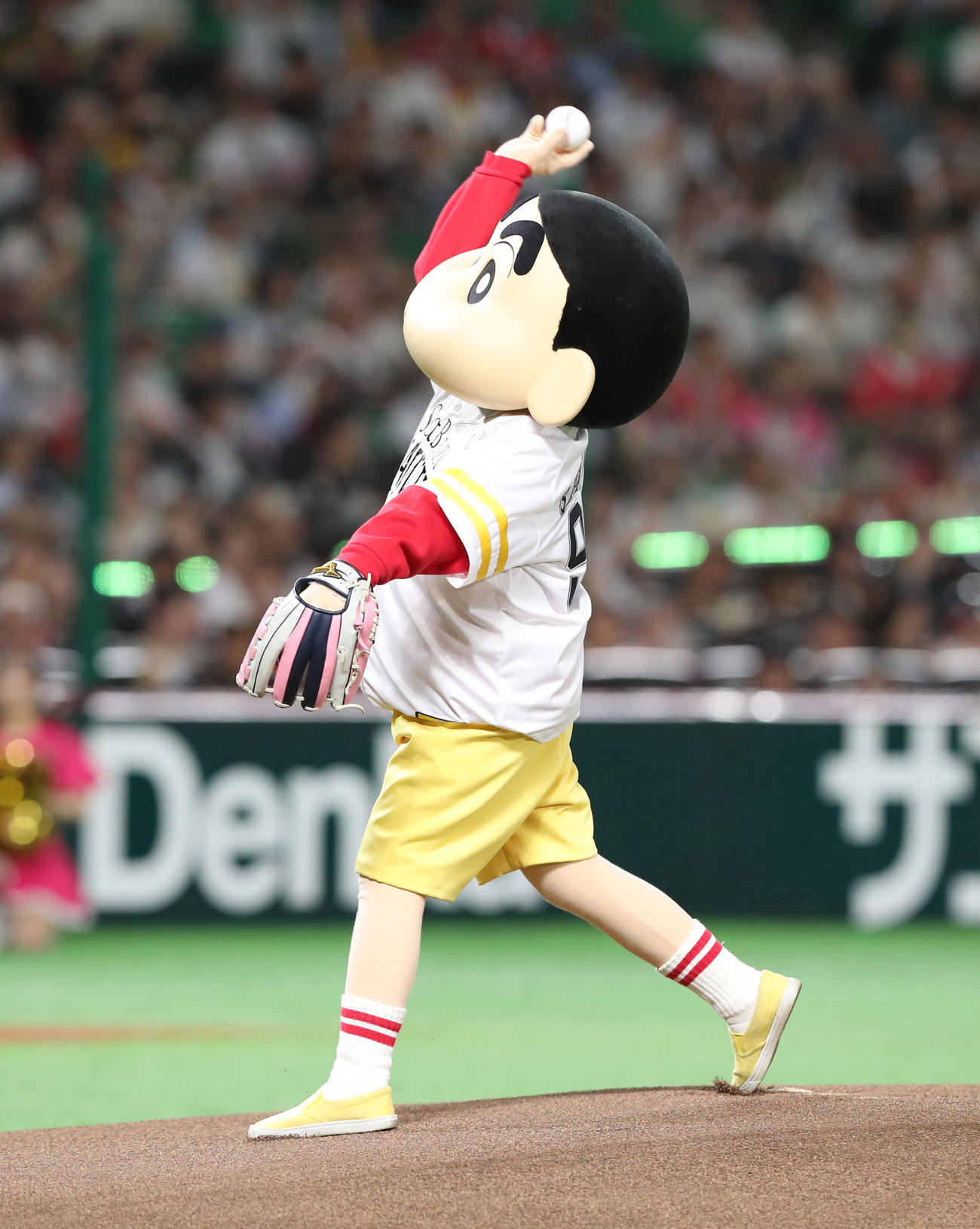 ソフトバンク対ロッテ　セレモニアルピッチで見事な投球を見せた野原しんのすけ（撮影・梅根麻紀）