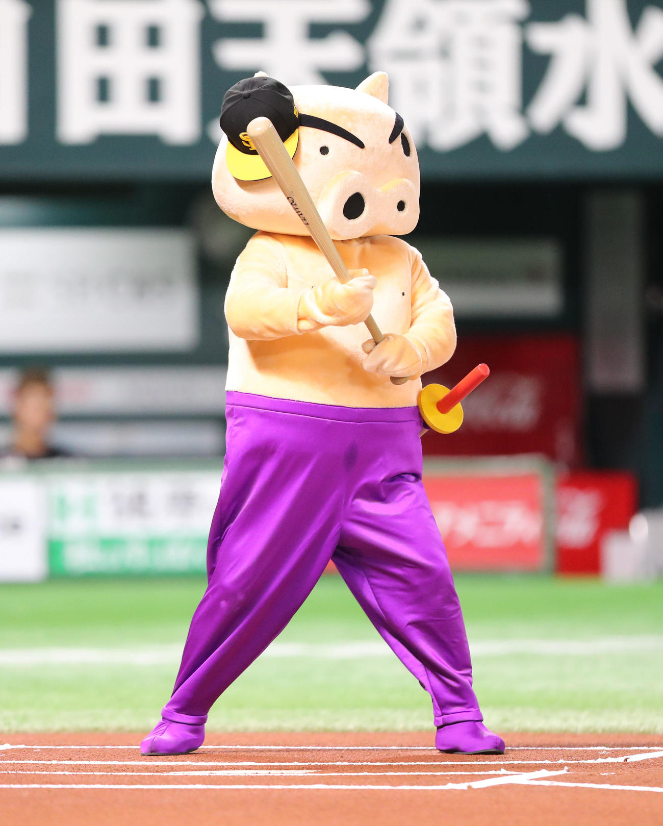 ソフトバンク対ロッテ　セレモニアルピッチで打席に立ったぶりぶりざえもん（撮影・梅根麻紀）