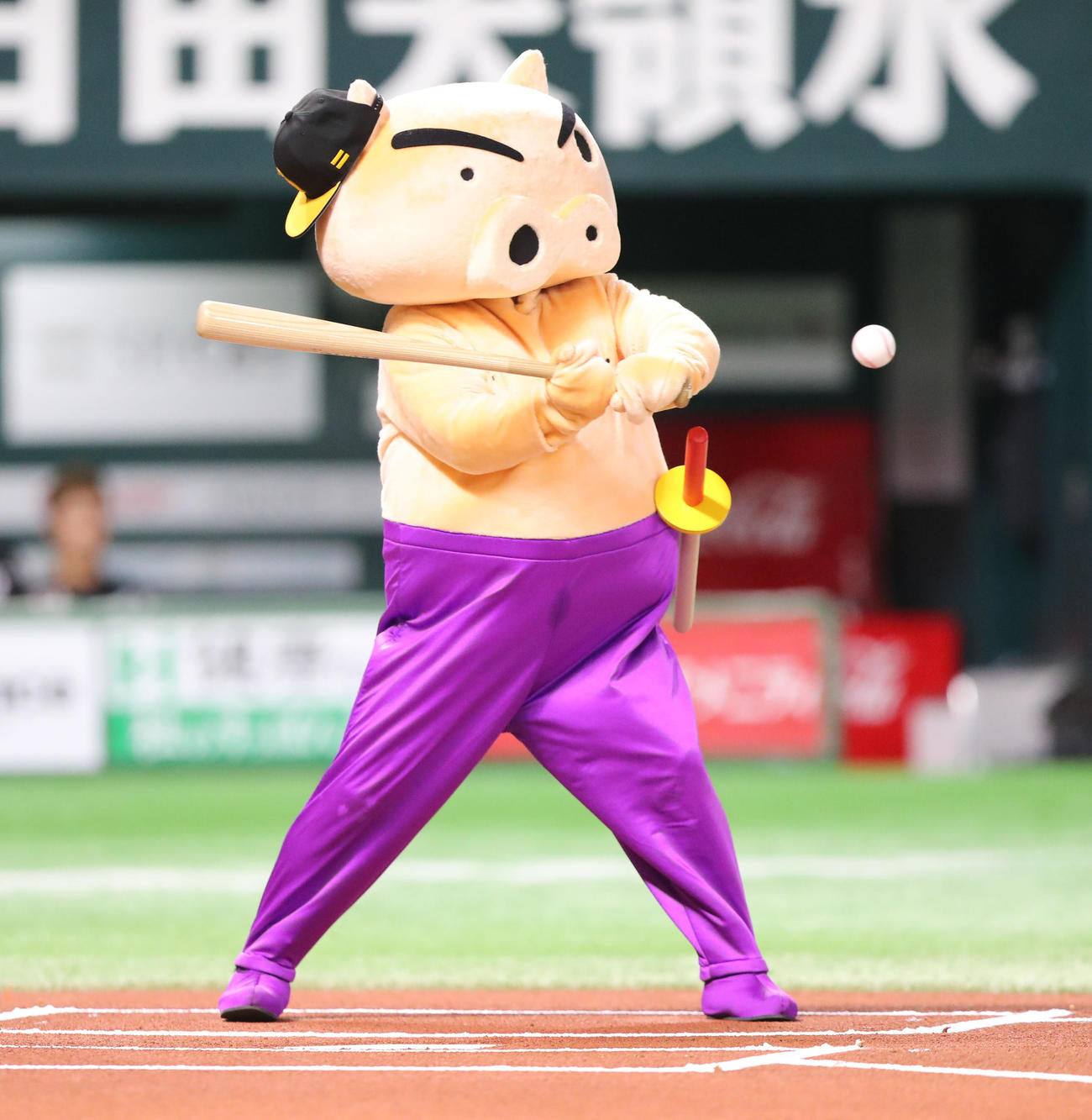 ソフトバンク対ロッテ　セレモニアルピッチで打席に立ったぶりぶりざえもん（撮影・梅根麻紀）