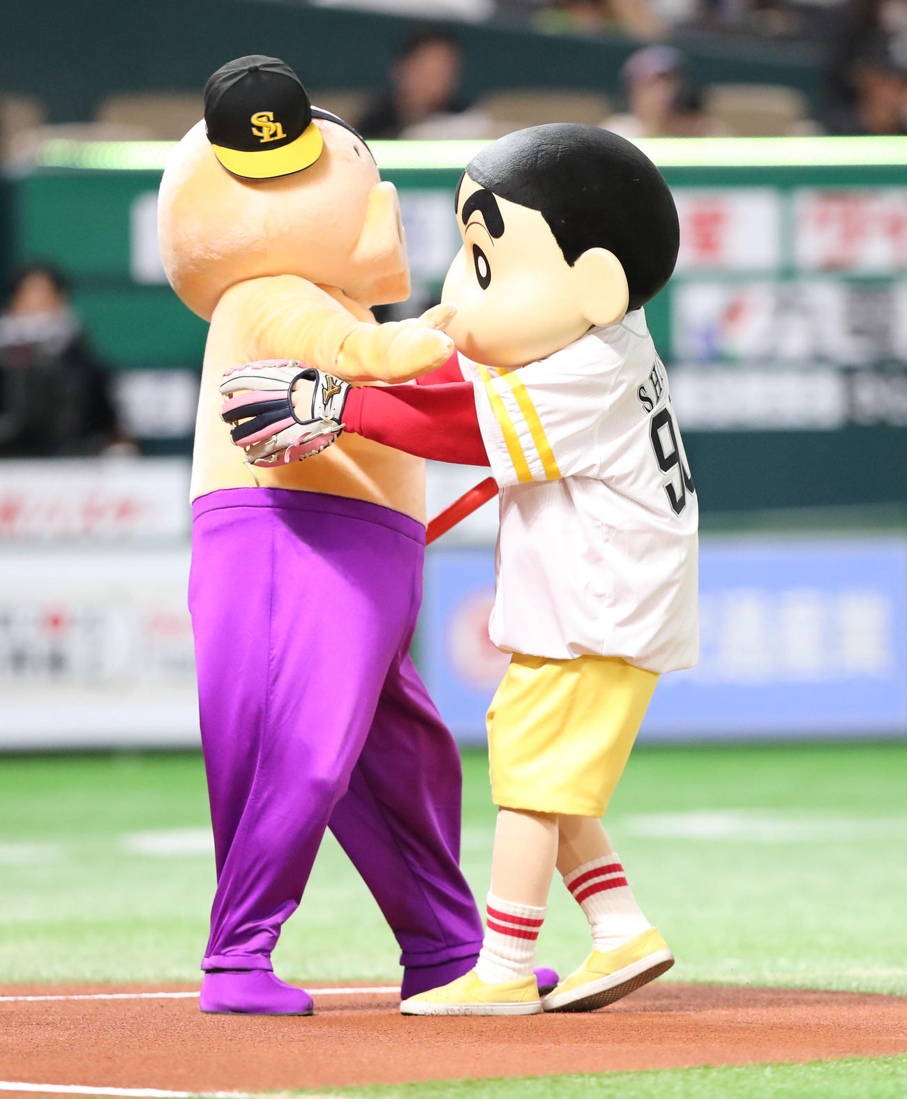 ソフトバンク対ロッテ　セレモニアルピッチで打席に立ったぶりぶりざえもんと見事な投球を見せた野原しんのすけ（撮影・梅根麻紀）