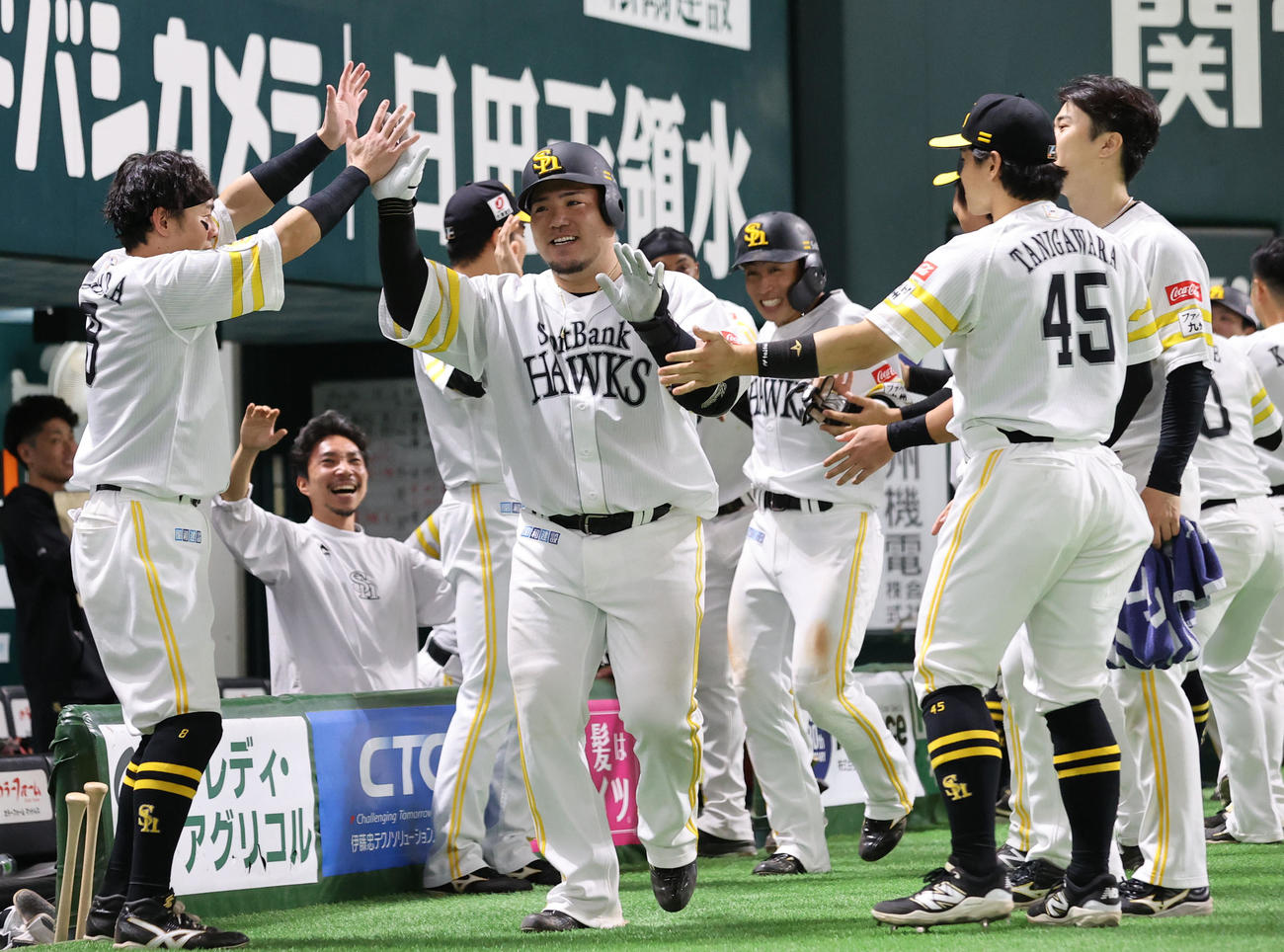 ソフトバンク対ロッテ　7回裏ソフトバンク2死満塁、山川は右中間に勝ち越しとなる満塁本塁打を放ちポーズを決める（撮影・梅根麻紀）