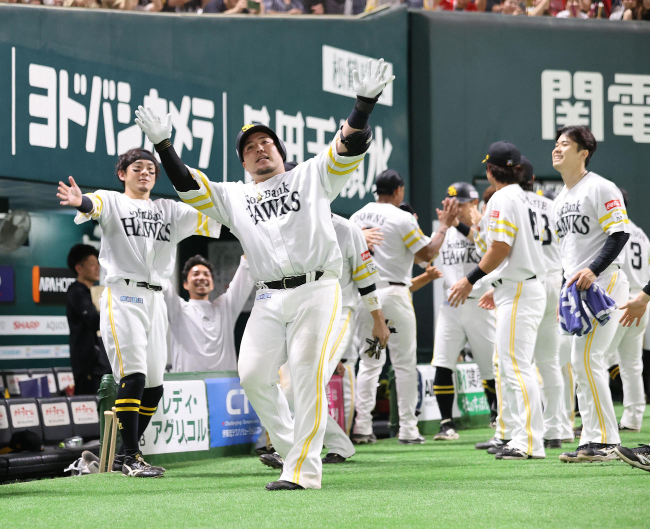 ソフトバンク対ロッテ　7回裏ソフトバンク2死満塁、山川は右中間に勝ち越しとなる満塁本塁打を放ちポーズを決める（撮影・梅根麻紀）