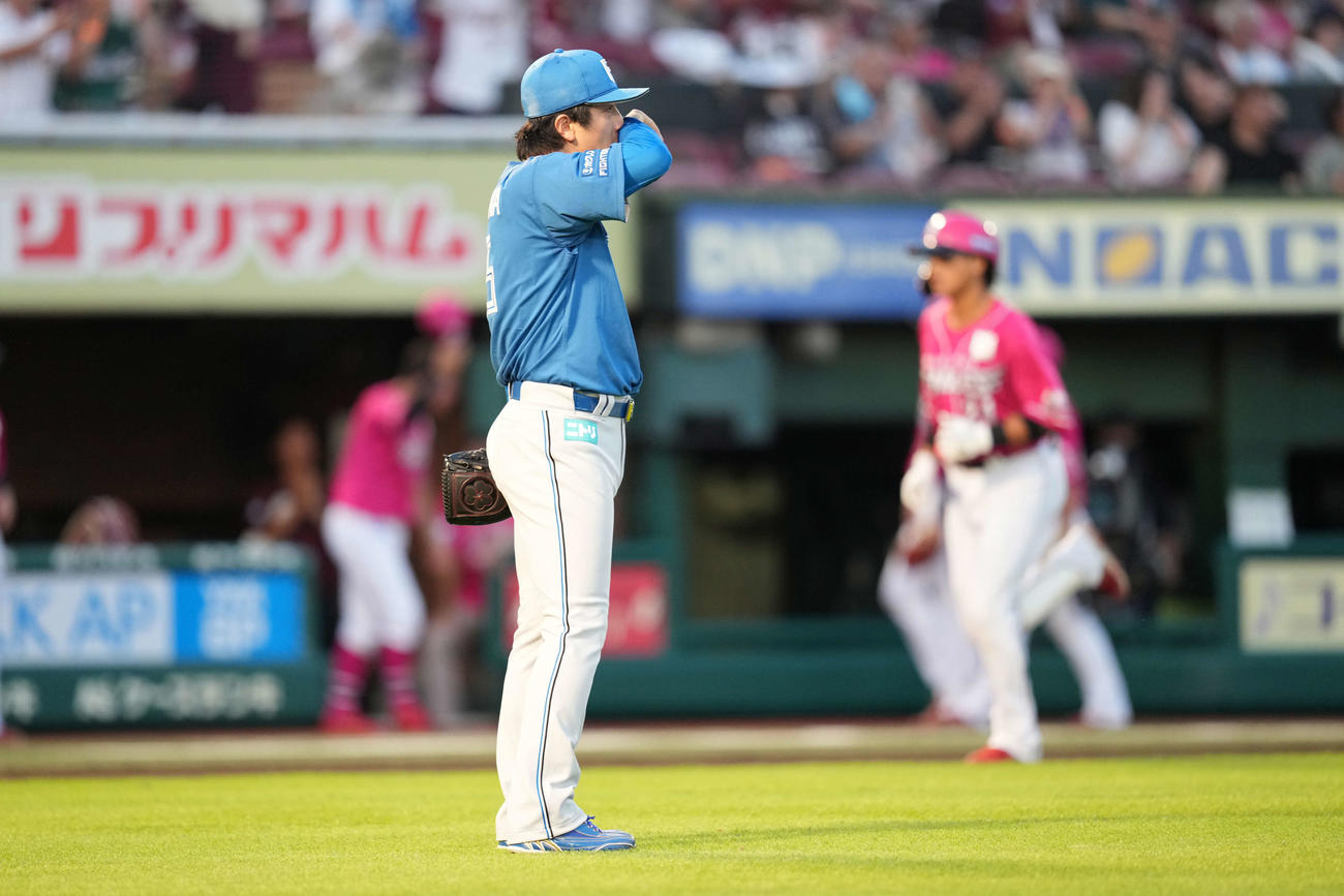 楽天対日本ハム　1回裏楽天1死一、二塁、黒川に3点本塁を浴びる北山（撮影・井上学）