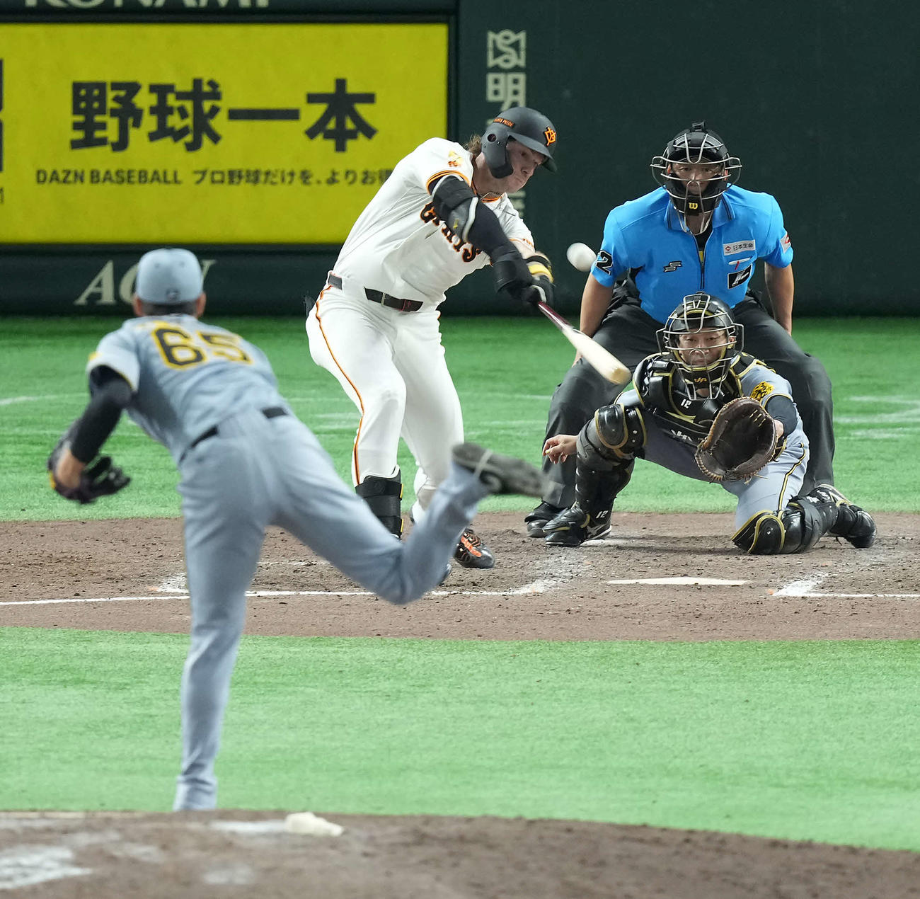 巨人対阪神　8回裏巨人1死二、三塁、中犠飛を放つキャベッジ。投手湯浅（撮影・たえ見朱実）