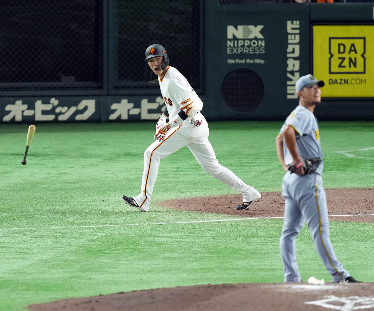 巨人対阪神　6回裏巨人2死一、三塁、左越えに3点本塁打を放ちほえる代打坂本。投手伊藤将（撮影・たえ見朱実）
