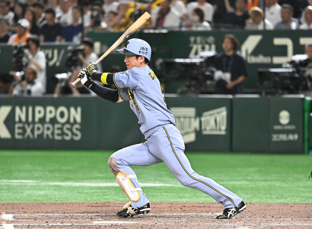 巨人対阪神　7回表阪神無死、近本は投手内野安打を放つ（撮影・滝沢徹郎）