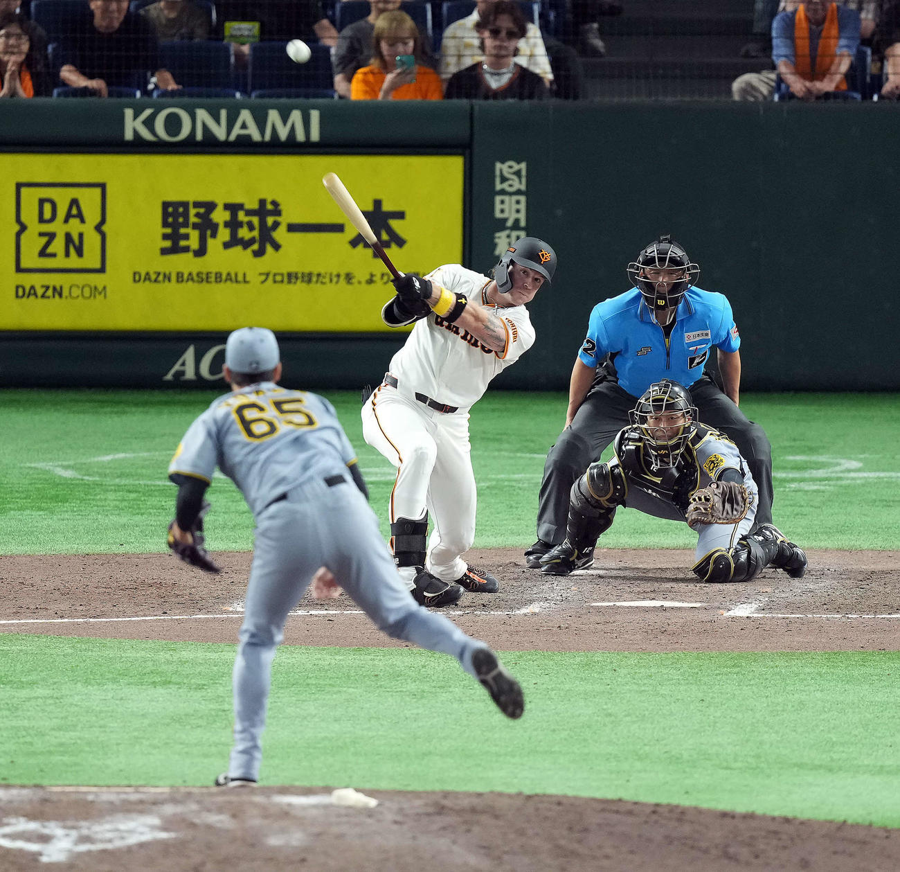 巨人対阪神　8回裏巨人1死二、三塁、中犠飛を放つキャベッジ。投手湯浅（撮影・たえ見朱実）
