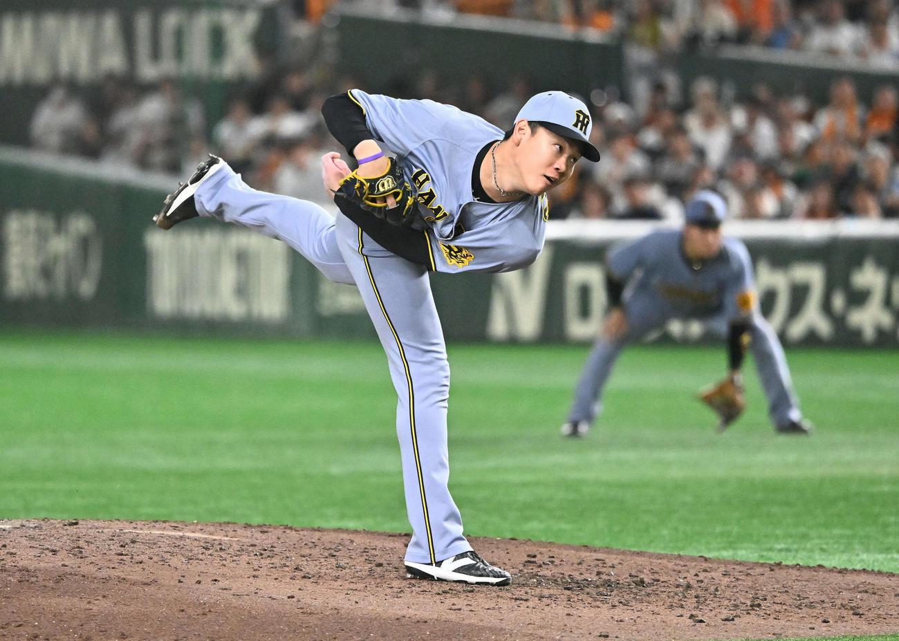 巨人対阪神　阪神2番手で登板する及川（撮影・滝沢徹郎）