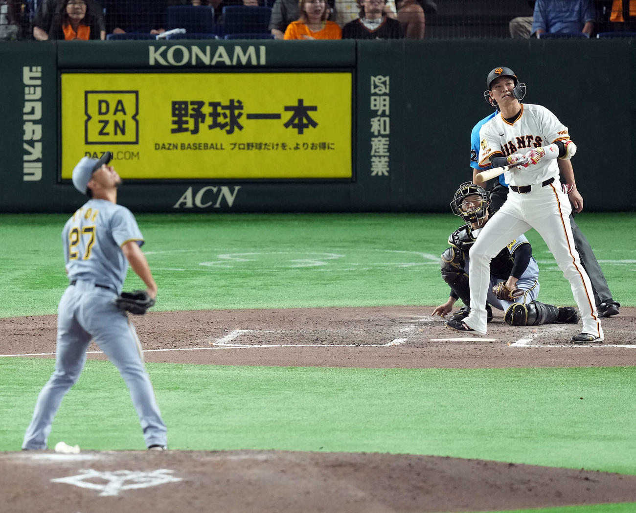 巨人対阪神　6回裏巨人2死一、三塁、左越えに3点本塁打を放つ代打坂本。投手伊藤将（撮影・たえ見朱実）