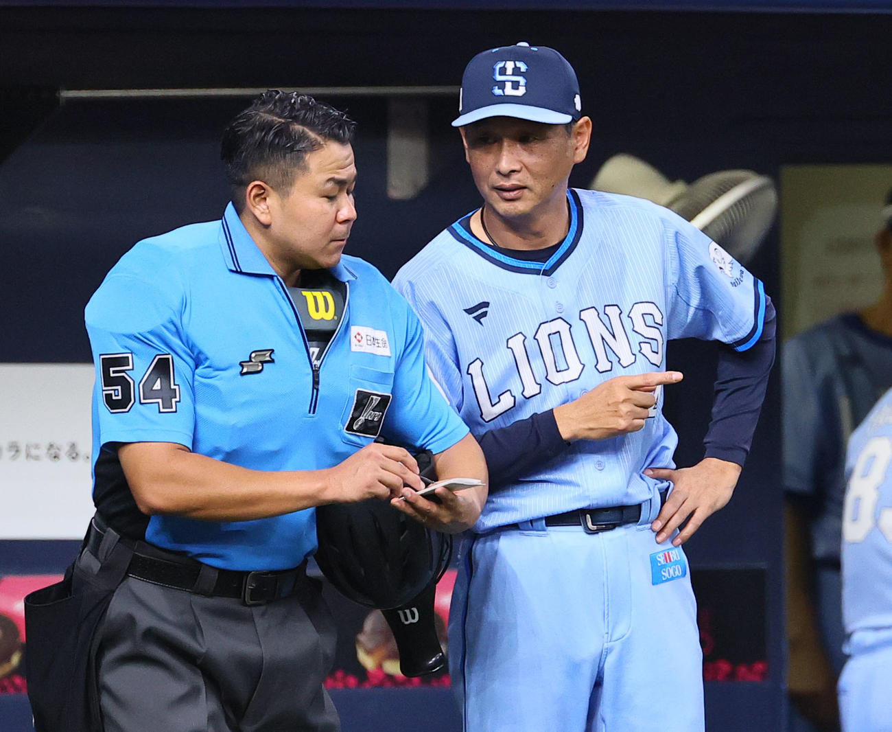 オリックス対西武　8回、交代を告げる西武西口監督（撮影・藤尾明華）