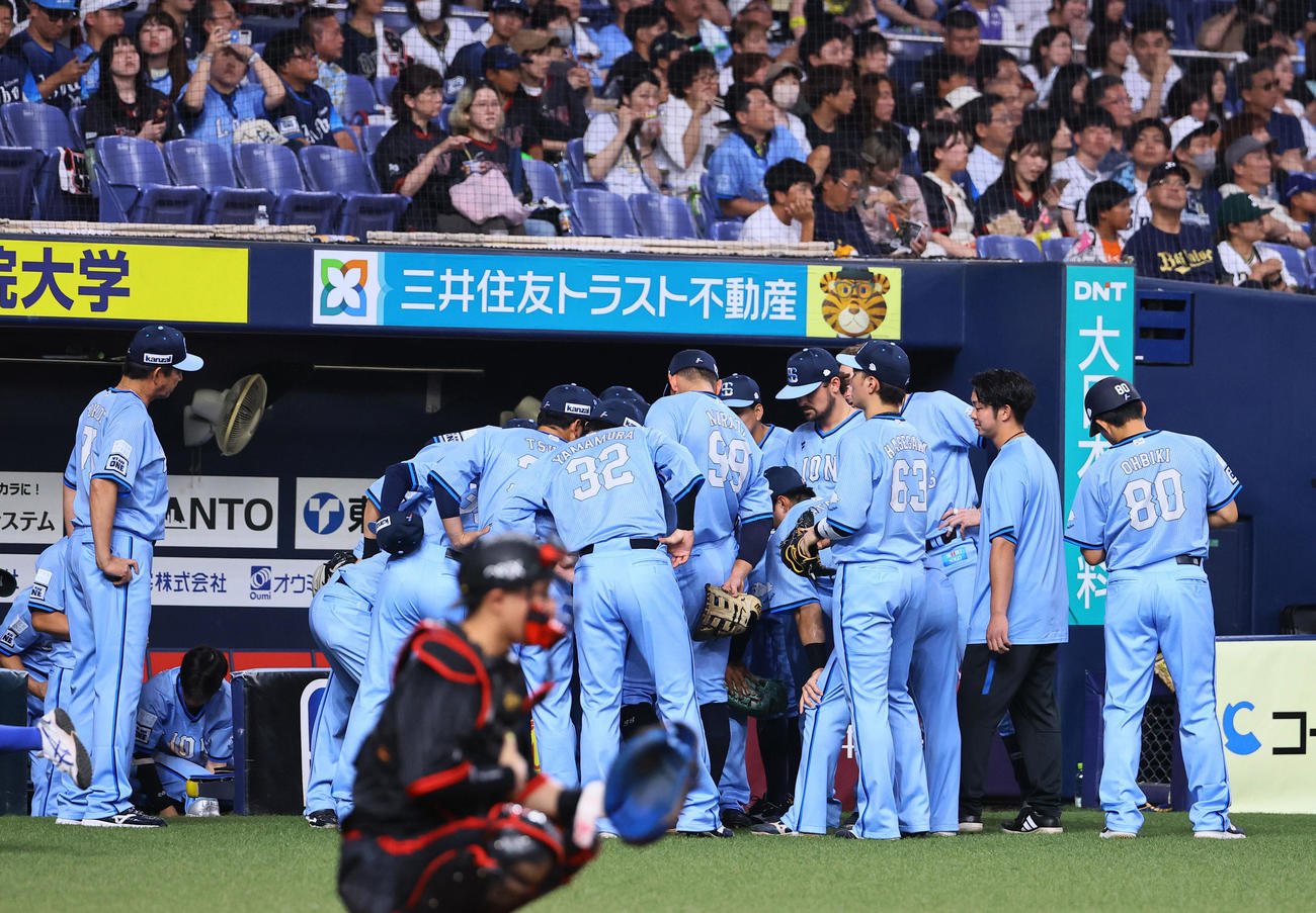 オリックス対西武　4回表の攻撃前に円陣を組む西武ナイン（撮影・藤尾明華）