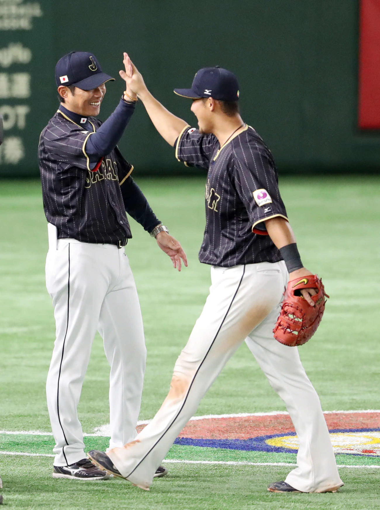 WBCオランダ対日本　試合終了後、中田（右）とタッチを交わす小久保監督＝2017年3月12日