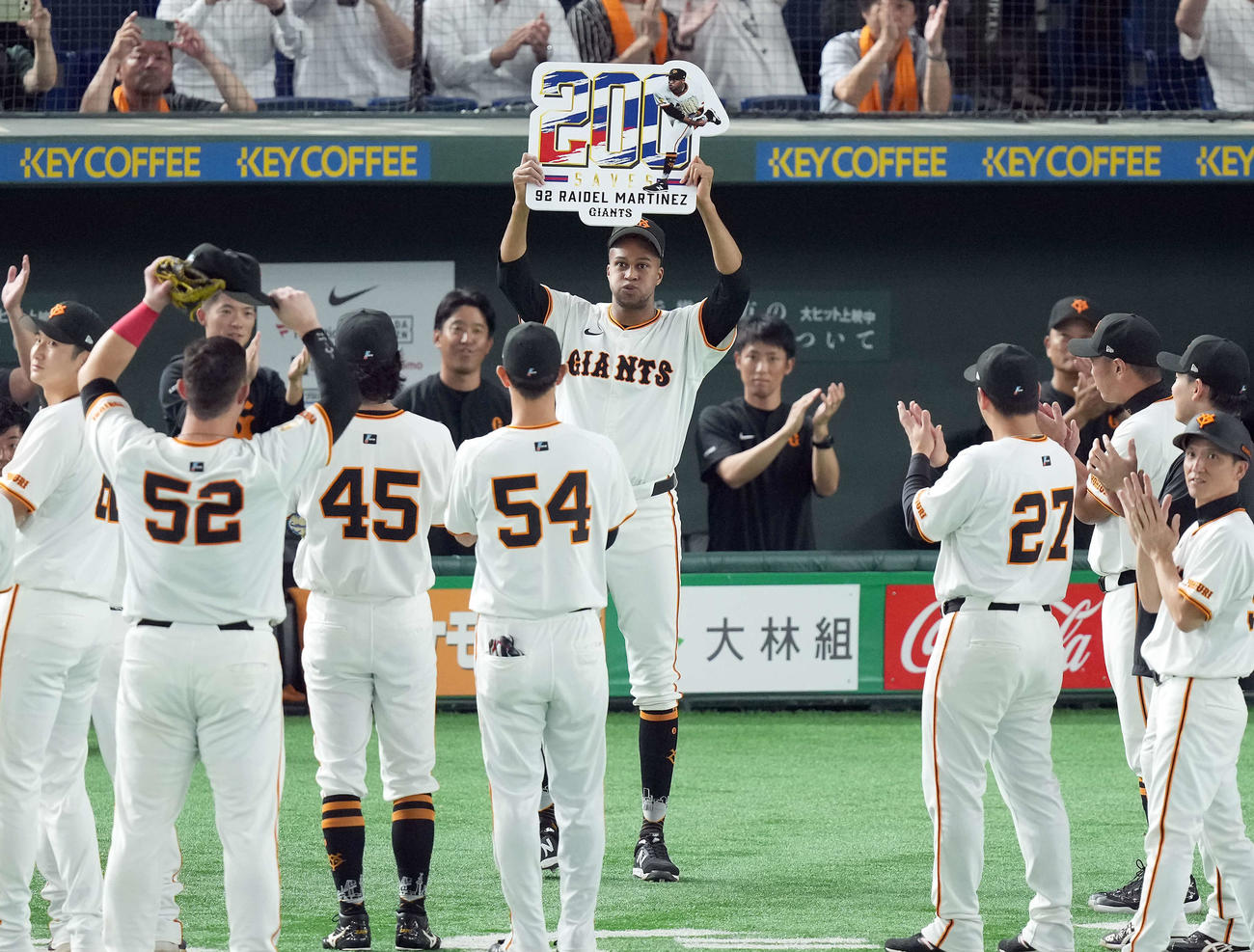 巨人対阪神　通算200セーブ目を挙げた巨人マルティネス（撮影・たえ見朱実）