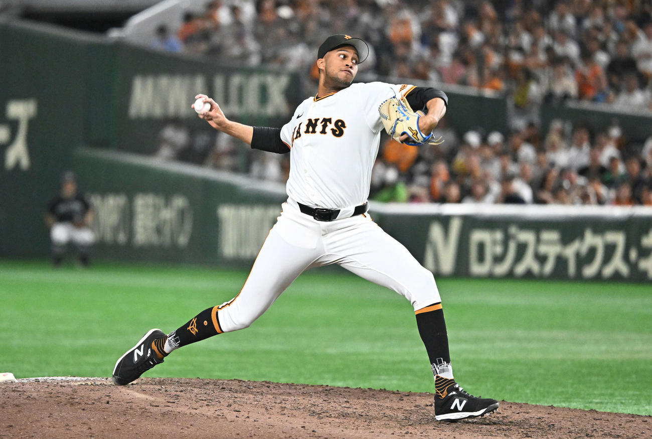巨人対阪神　9回表、巨人6番手で登板し通算200セーブを達成したマルティネス（撮影・滝沢徹郎）