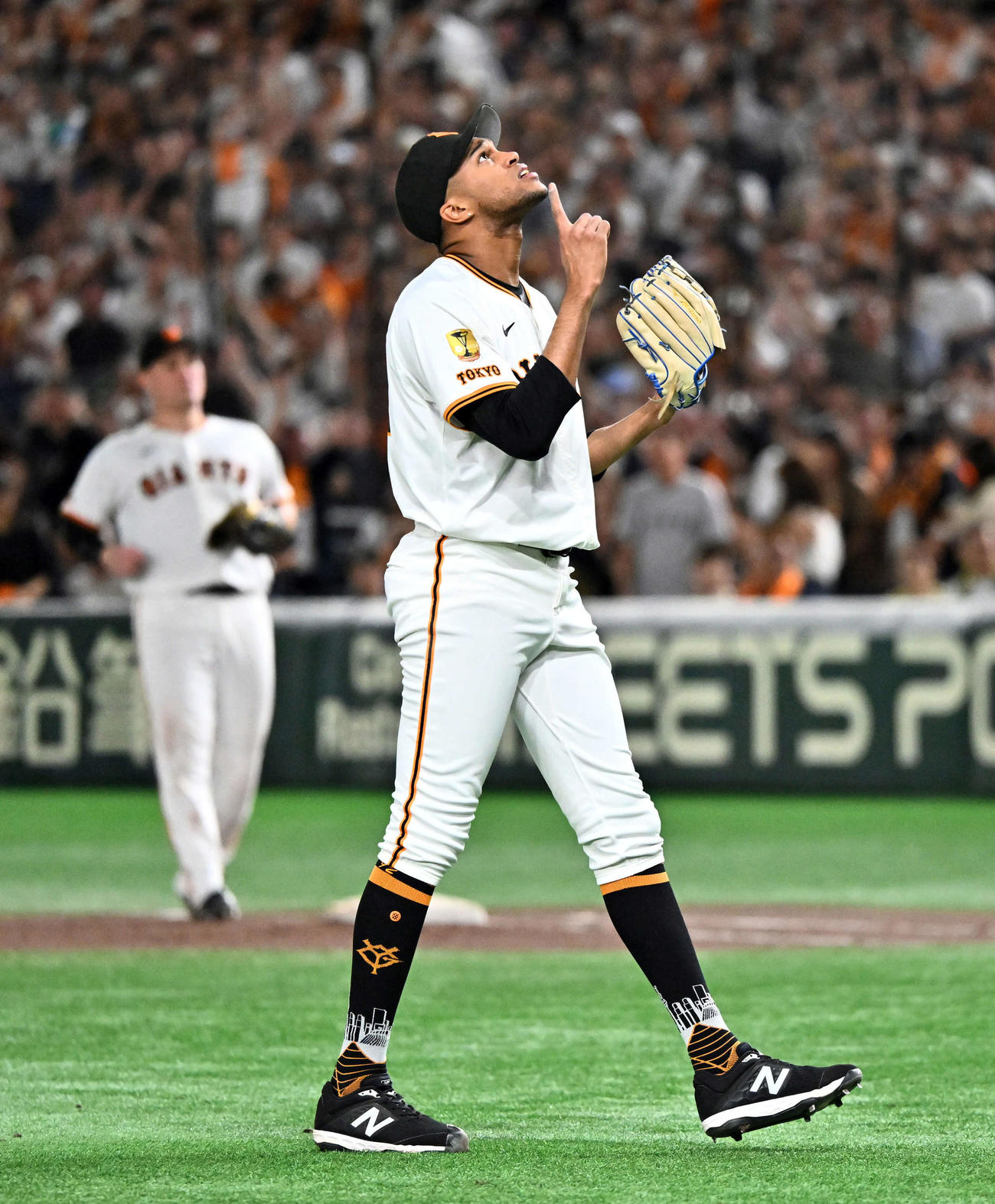 巨人対阪神　9回表、巨人6番手で登板し通算200セーブを達成したマルティネスは天を指さす（撮影・滝沢徹郎）
