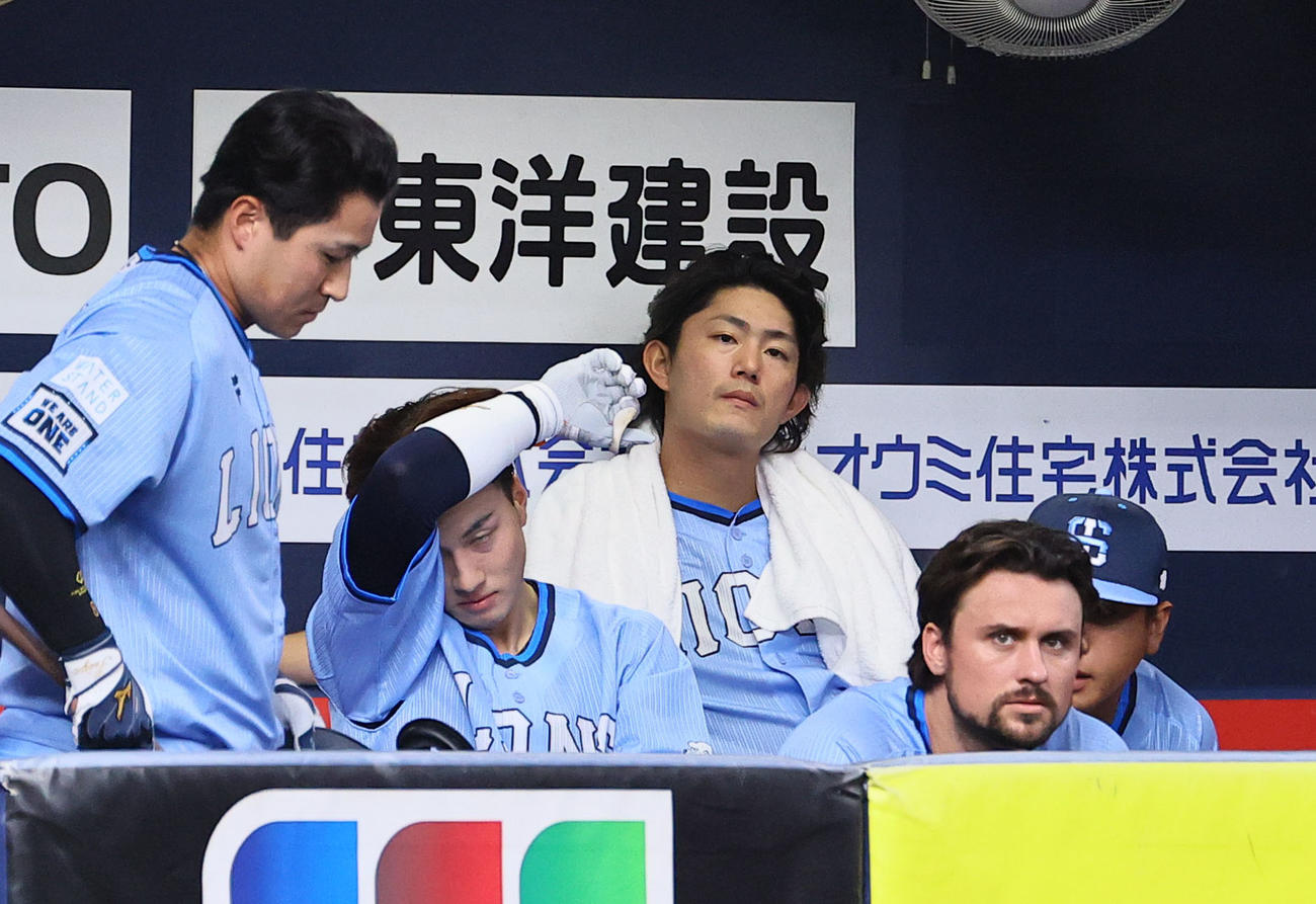 オリックス対西武　9回、ベンチから試合を見つめる西武今井（後方右）（撮影・藤尾明華）