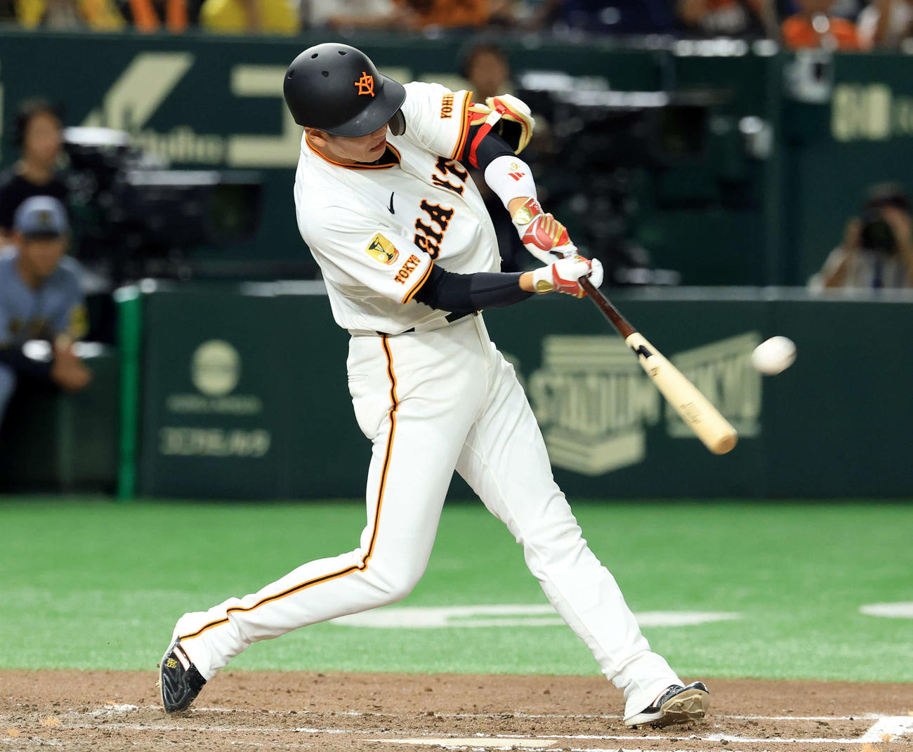 巨人対阪神　6回裏巨人2死一、三塁、坂本は3点本塁打を放つ（撮影・浅見桂子）