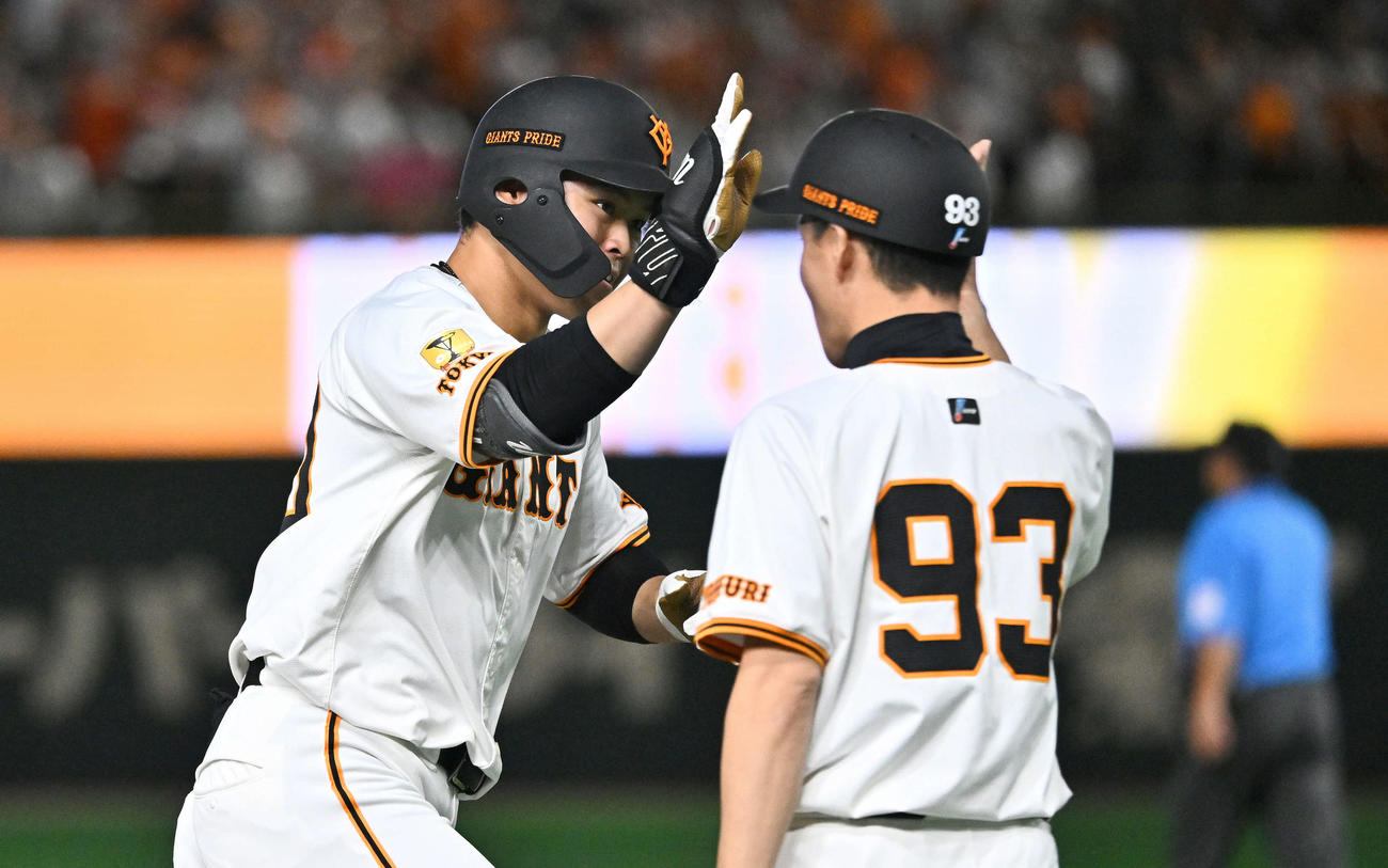 巨人対阪神　7回裏巨人無死一塁、2点本塁打を放った代打中山（左）は松本コーチとタッチを交わす（撮影・滝沢徹郎）