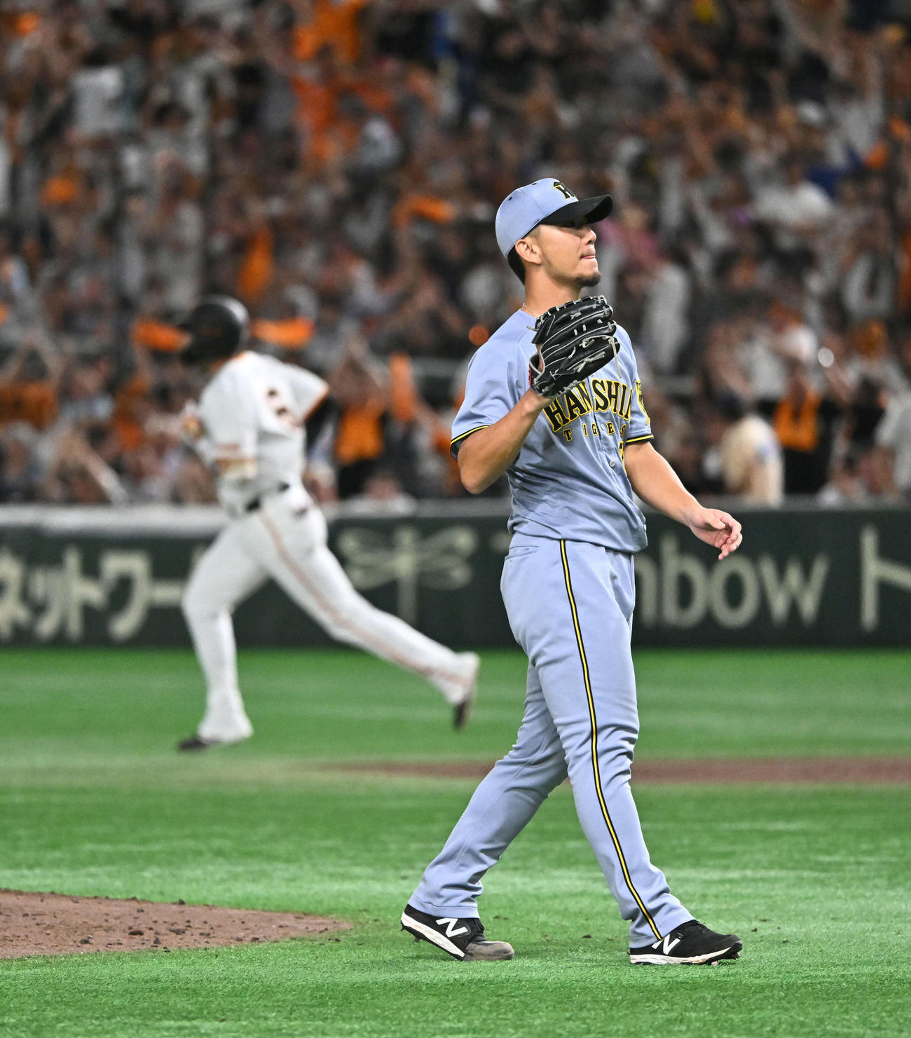 巨人対阪神　6回裏巨人2死一、三塁、代打坂本（後方）に3点本塁打を許す伊藤将（撮影・滝沢徹郎）