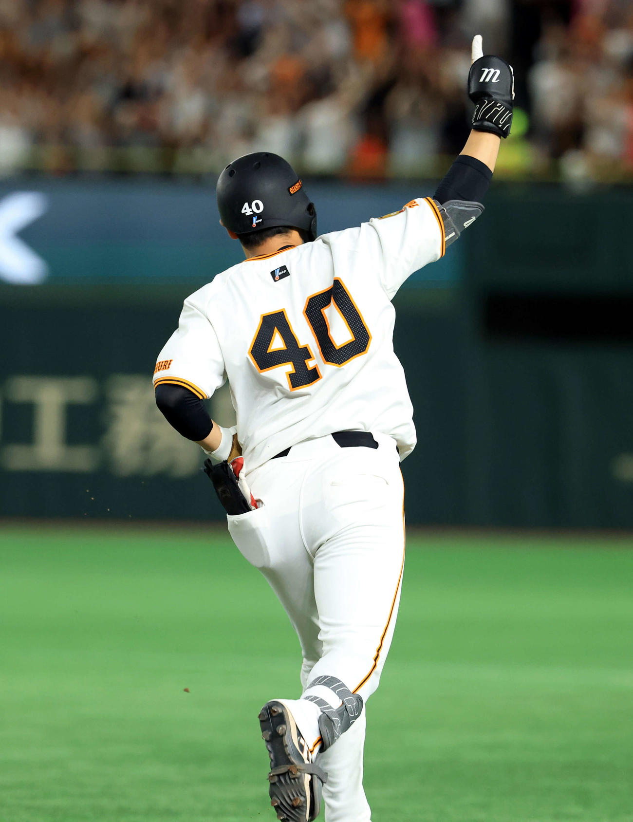 巨人対阪神　7回裏巨人無死一塁、右越え2点本塁打を放ち指を突き上げる中山（撮影・浅見桂子）