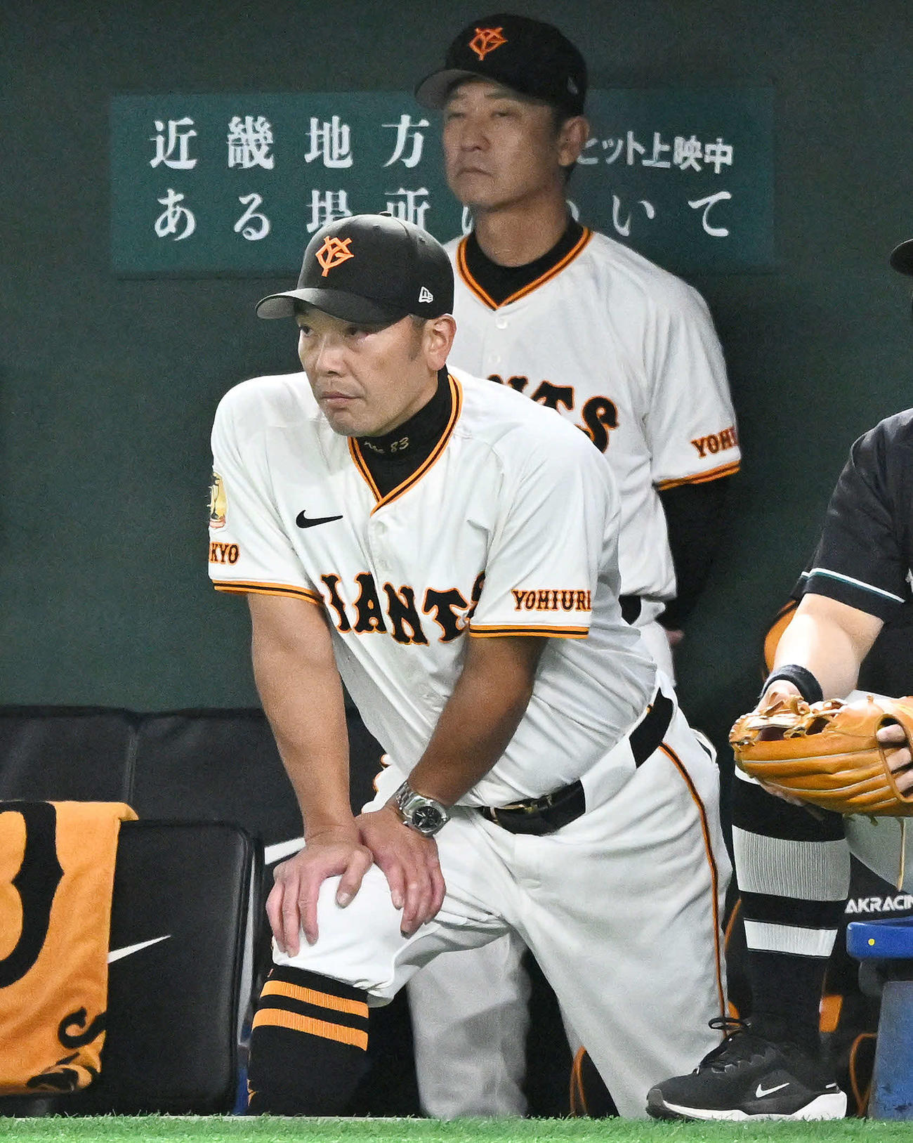 巨人対阪神　戦況を見守る巨人阿部監督（手前）（撮影・滝沢徹郎）