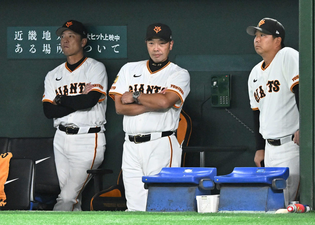 巨人対阪神　4回表阪神2死二、三塁、二塁走者小幡の本塁セーフの判定にリクエストするも判定が変わらず浮かない表情の阿部監督（中央）（撮影・滝沢徹郎）