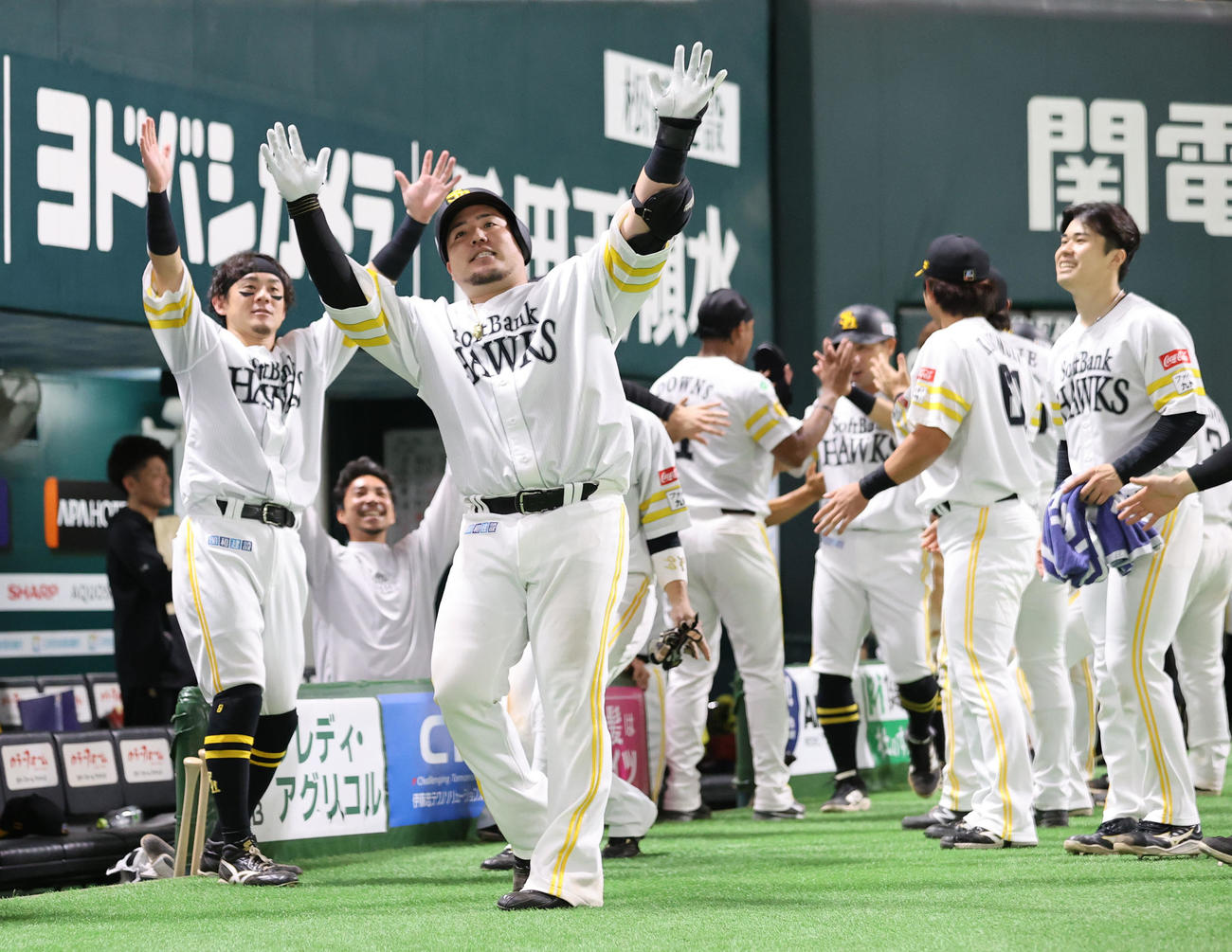ソフトバンク対ロッテ　7回裏ソフトバンク2死満塁、山川は右中間に勝ち越しとなる満塁本塁打を放ちポーズを決める（撮影・梅根麻紀）