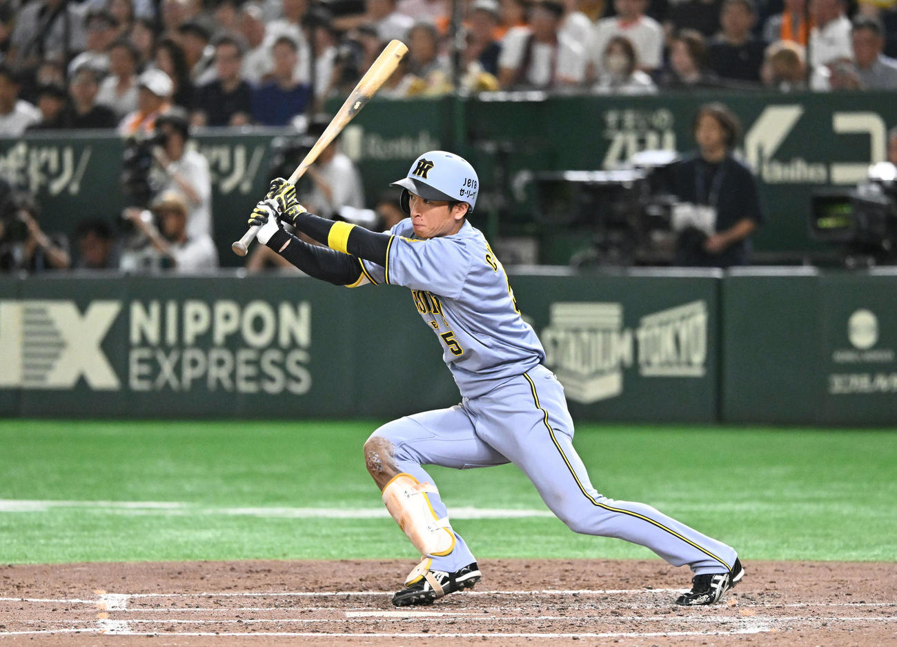 巨人対阪神　4回表阪神2死二、三塁、近本は左前2点適時打を放つ（撮影・滝沢徹郎）