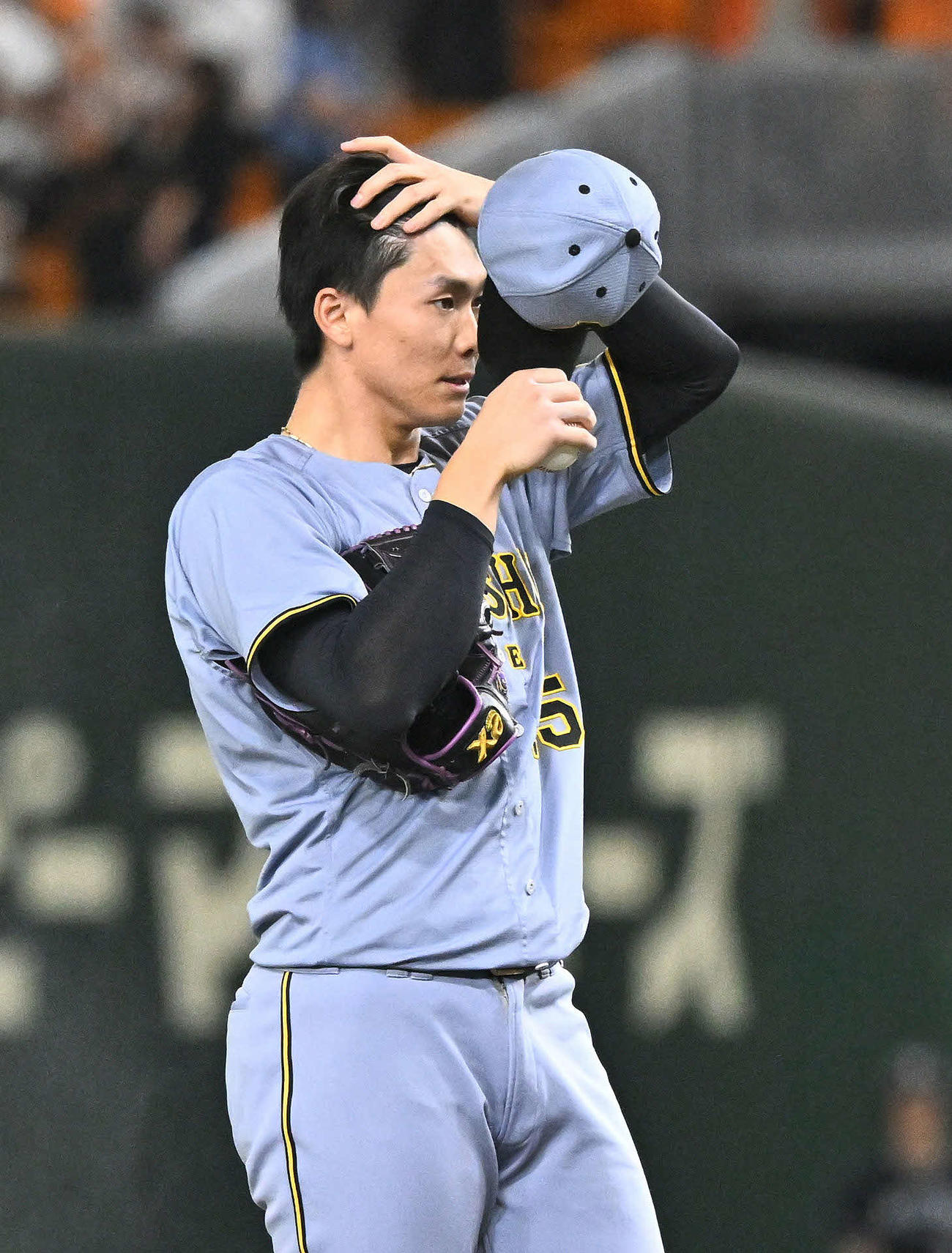 巨人対阪神　8回裏巨人1死二、三塁、キャベッジに犠飛を許した湯浅（撮影・滝沢徹郎）