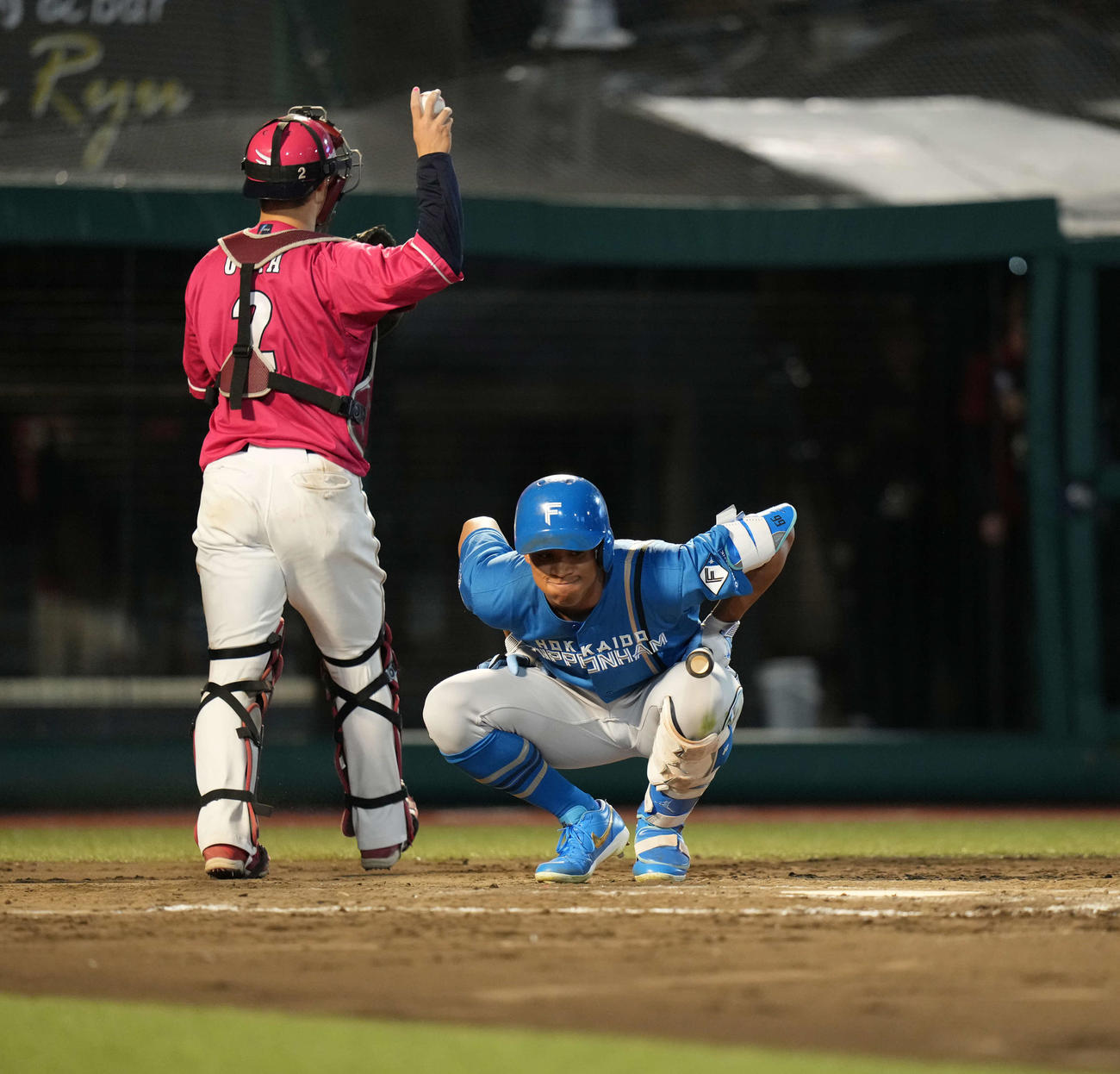 楽天対日本ハム　8回表日本ハム2死一、二塁、三振する万波（撮影・井上学）