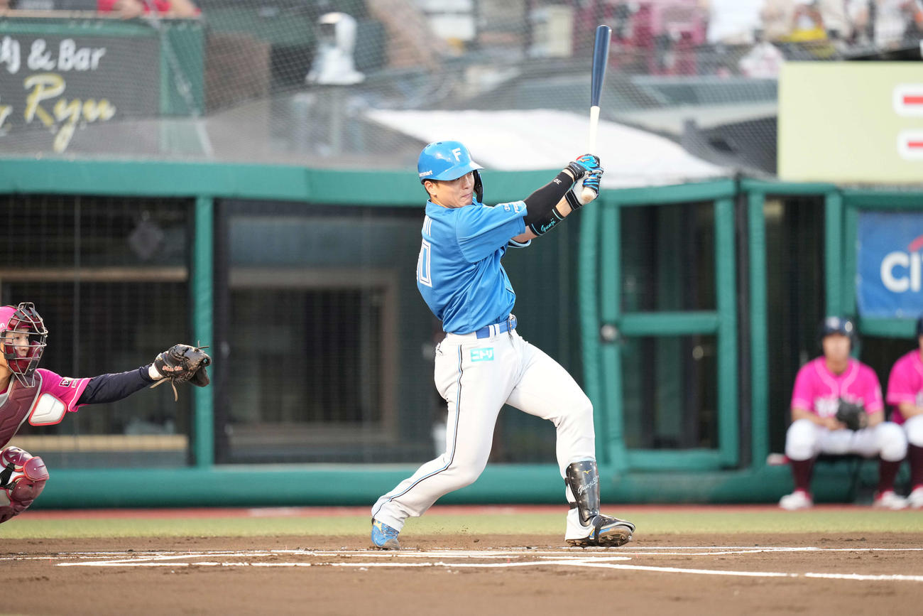 楽天対日本ハム　1回表日本ハム無死一塁、適時二塁打を放つ郡司（撮影・井上学）
