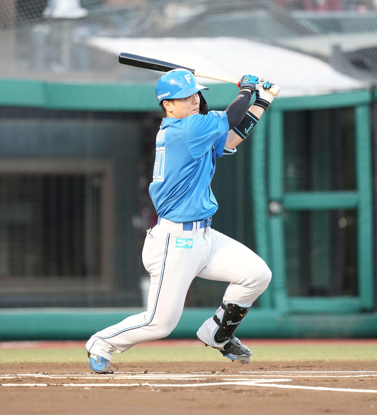 楽天対日本ハム　1回表日本ハム無死一塁、適時二塁打を放つ郡司（撮影・井上学）