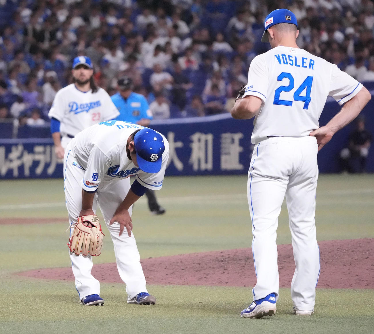 中日対DeNA 10回表DeNA無死、福（左）は三森の打球を体に受けうつむく（撮影・森本幸一）