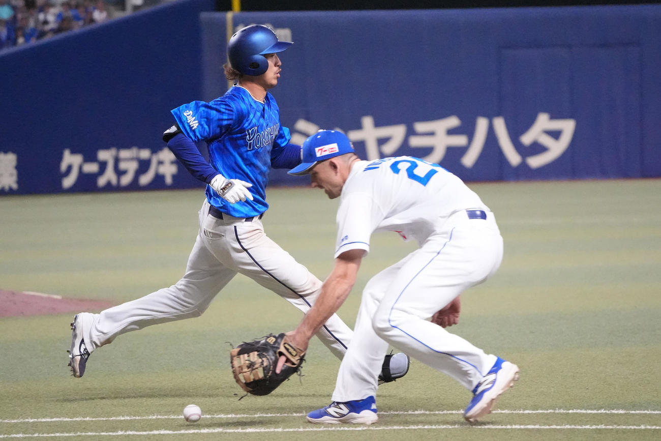 中日対DeNA 10回表DeNA無死、三森（左）は投安打で出塁する（撮影・森本幸一）