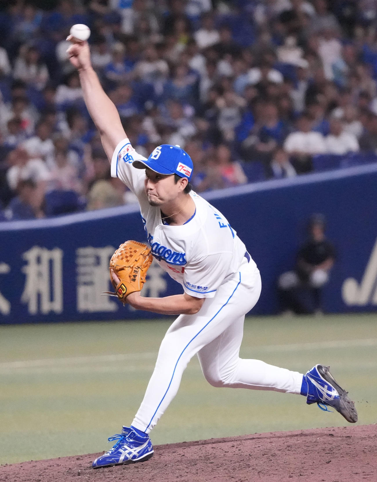 中日対DeNA 10回表DeNA無死一塁、中日6番手で登板する藤嶋（撮影・森本幸一）