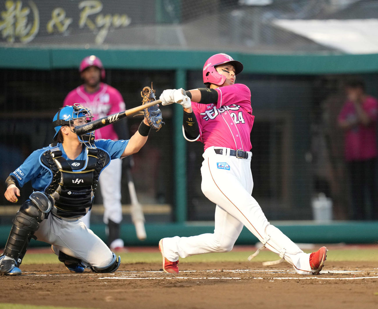 楽天対日本ハム　1回裏楽天1死一、二塁、右越え3点本塁打を放つ黒川（撮影・井上学）
