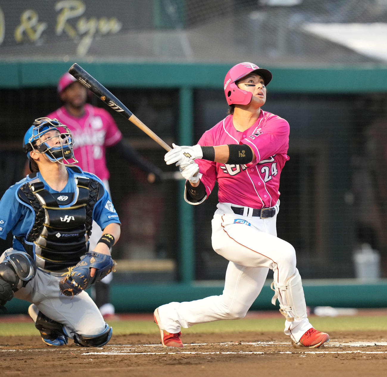 楽天対日本ハム　1回裏楽天1死一、二塁、右越え3点本塁打を放つ黒川（撮影・井上学）