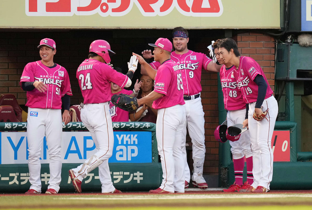 楽天対日本ハム　1回裏楽天1死一、二塁、右越え3点本塁打を放ち生還した黒川を出迎える荘司（右）（撮影・井上学）