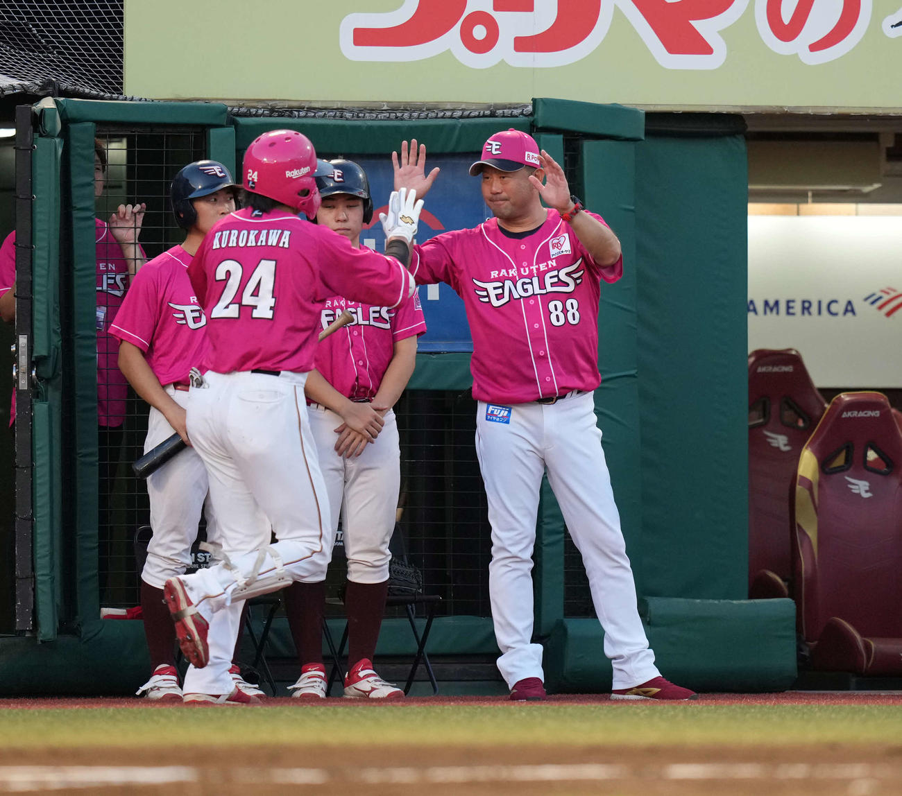 楽天対日本ハム　1回裏楽天1死一、二塁、右越え3点本塁打を放ち生還した黒川を出迎える三木監督（右）（撮影・井上学）