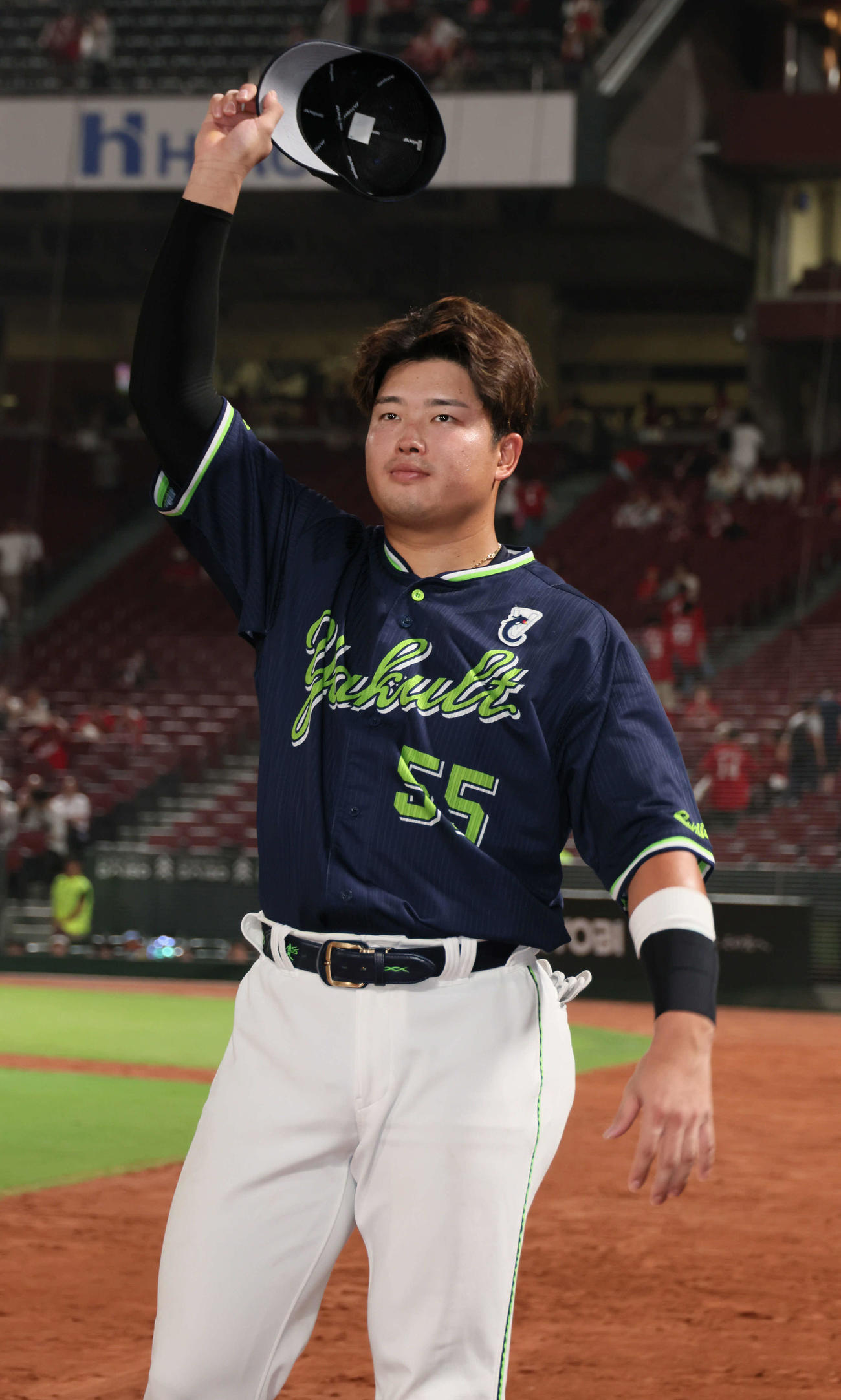 広島対ヤクルト　ファンの声援に応える村上（撮影・加藤孝規）