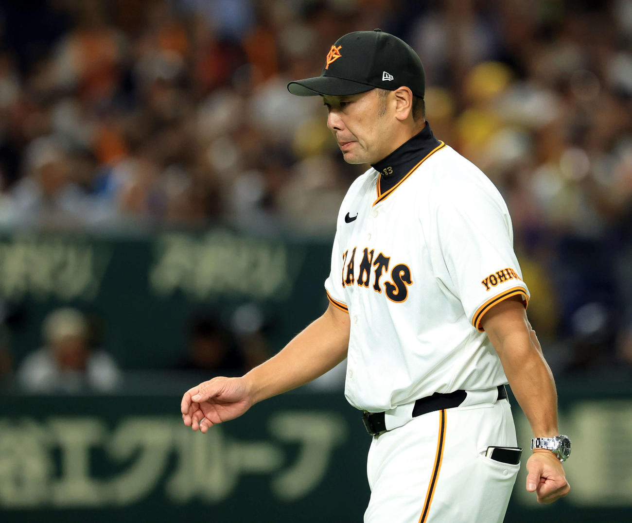 巨人対阪神　7回表阪神2死三塁、投手交代を告げ、くちびるかみながら引き揚げる阿部監督（撮影・浅見桂子）