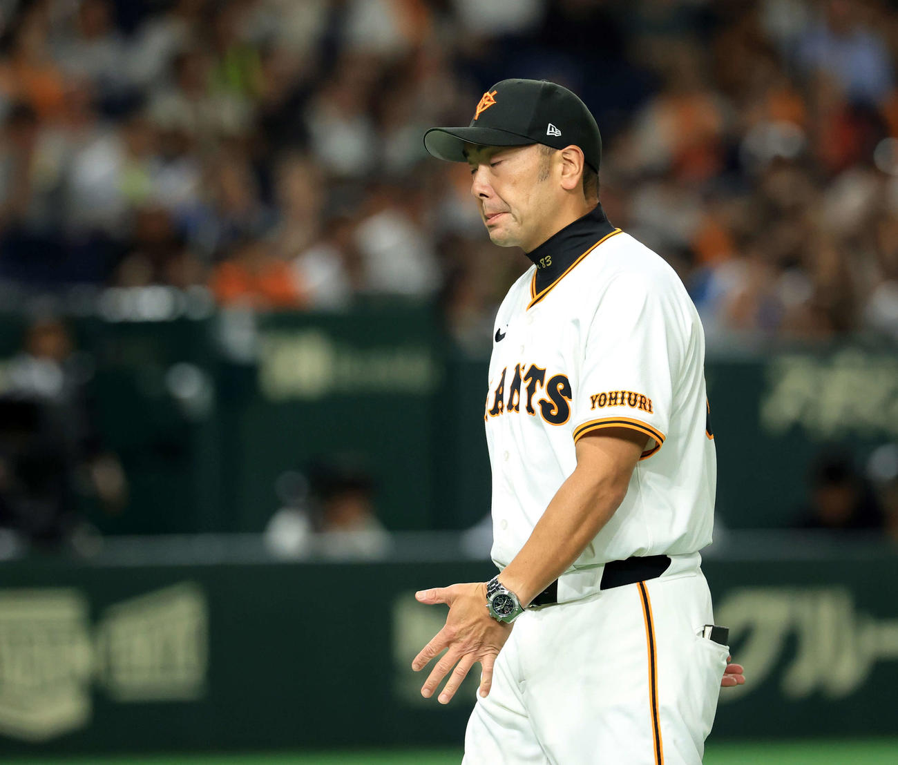巨人対阪神　7回表阪神2死三塁、投手交代を告げ、くちびるかみながら引き揚げる阿部監督（撮影・浅見桂子）