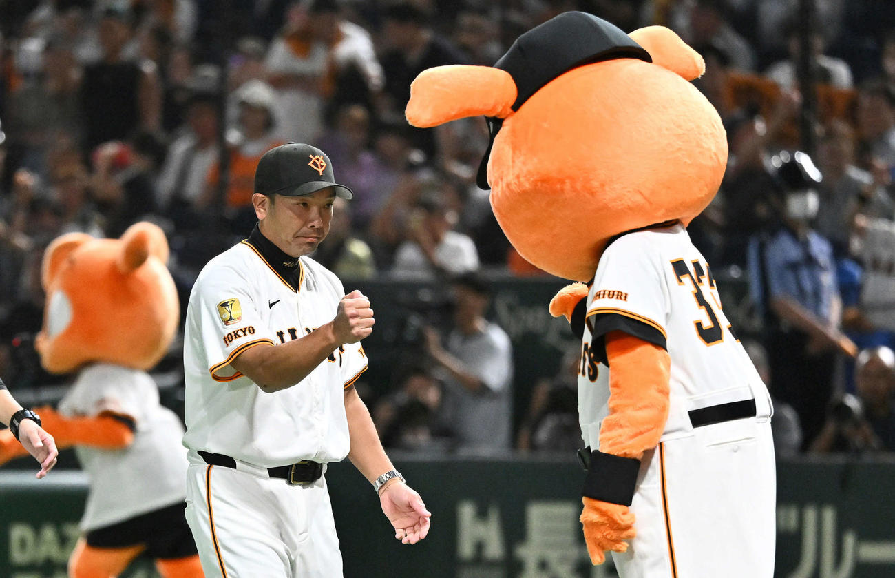 巨人対阪神　試合後、巨人阿部監督はマスコットとタッチを交わす（撮影・滝沢徹郎）