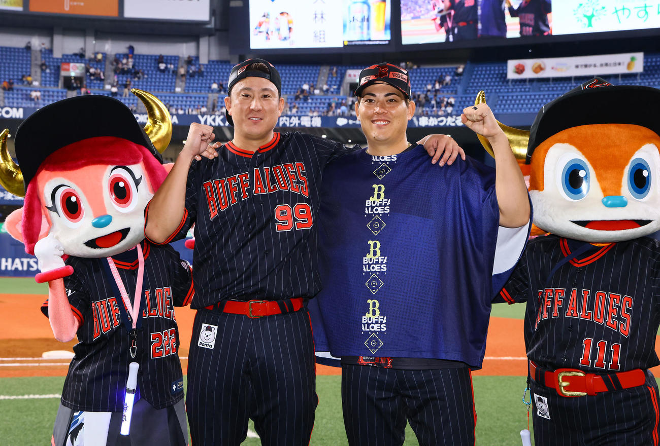 オリックス対西武　ヒーローインタビューを終え、笑顔を見せるオリックス杉本（左）と九里（撮影・藤尾明華）