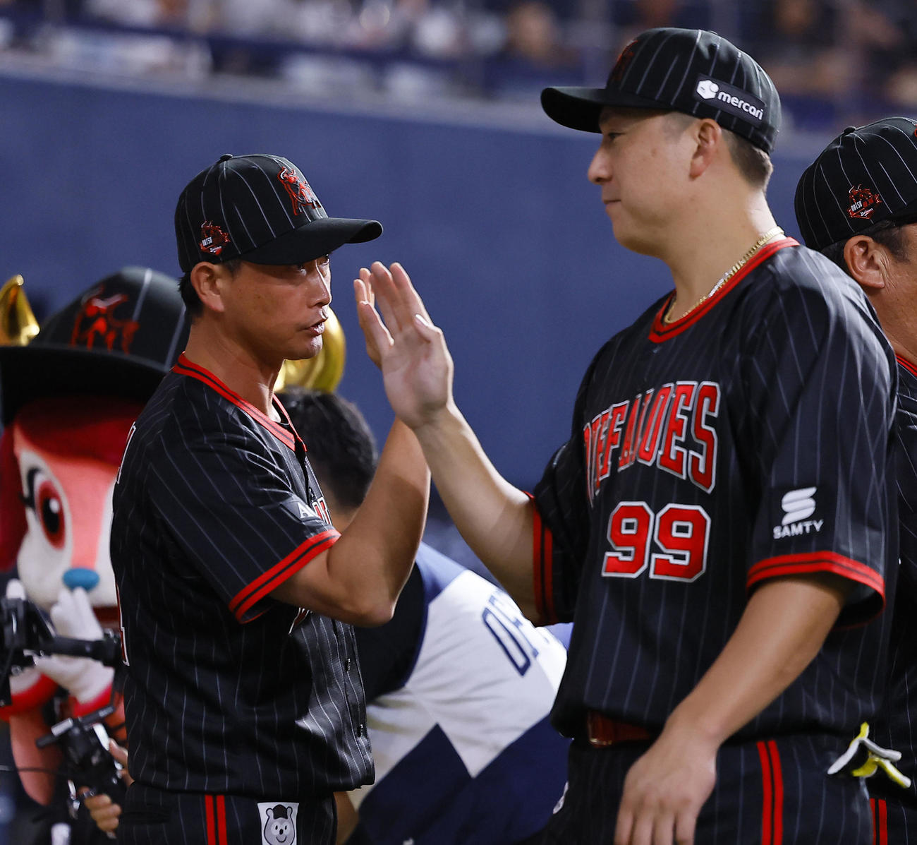 オリックス対西武　西武に勝利し、タッチを交わすオリックス岸田監督（左）と杉本（撮影・藤尾明華）