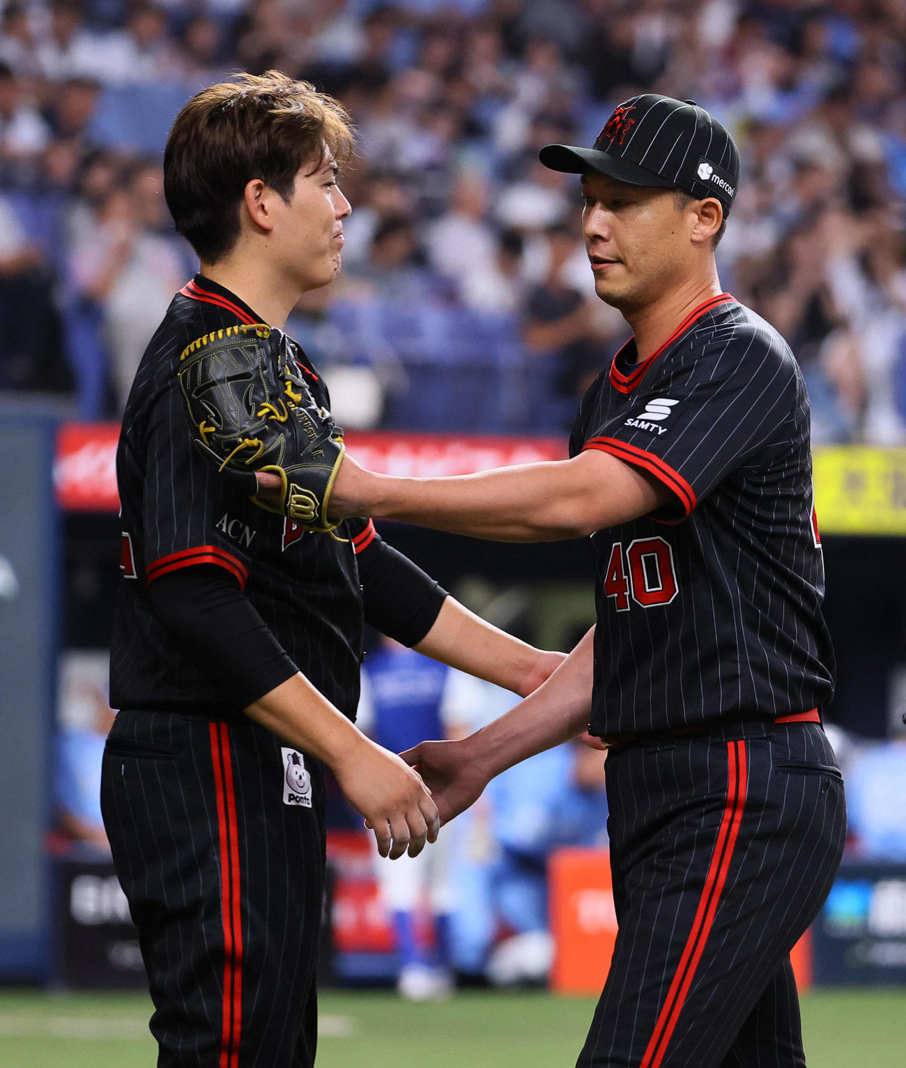 オリックス対西武　7回を終え、岩崎（右）を出迎えるオリックス九里（撮影・藤尾明華）