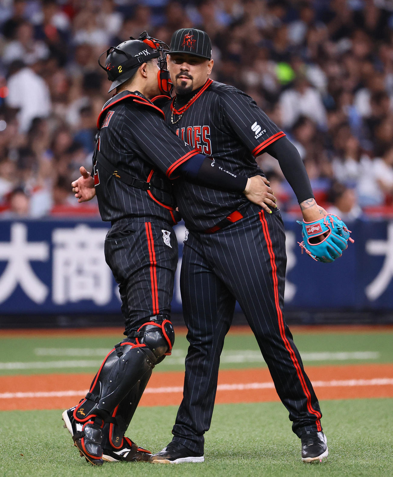 オリックス対西武　9回を抑え、若月（左）と抱き合うオリックスのマチャド（撮影・藤尾明華）
