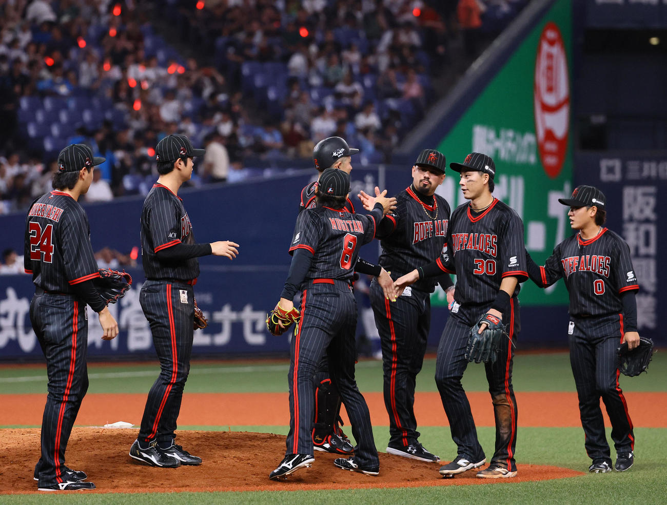 オリックス対西武　西武に勝利し、タッチを交わすオリックスナイン（撮影・藤尾明華）