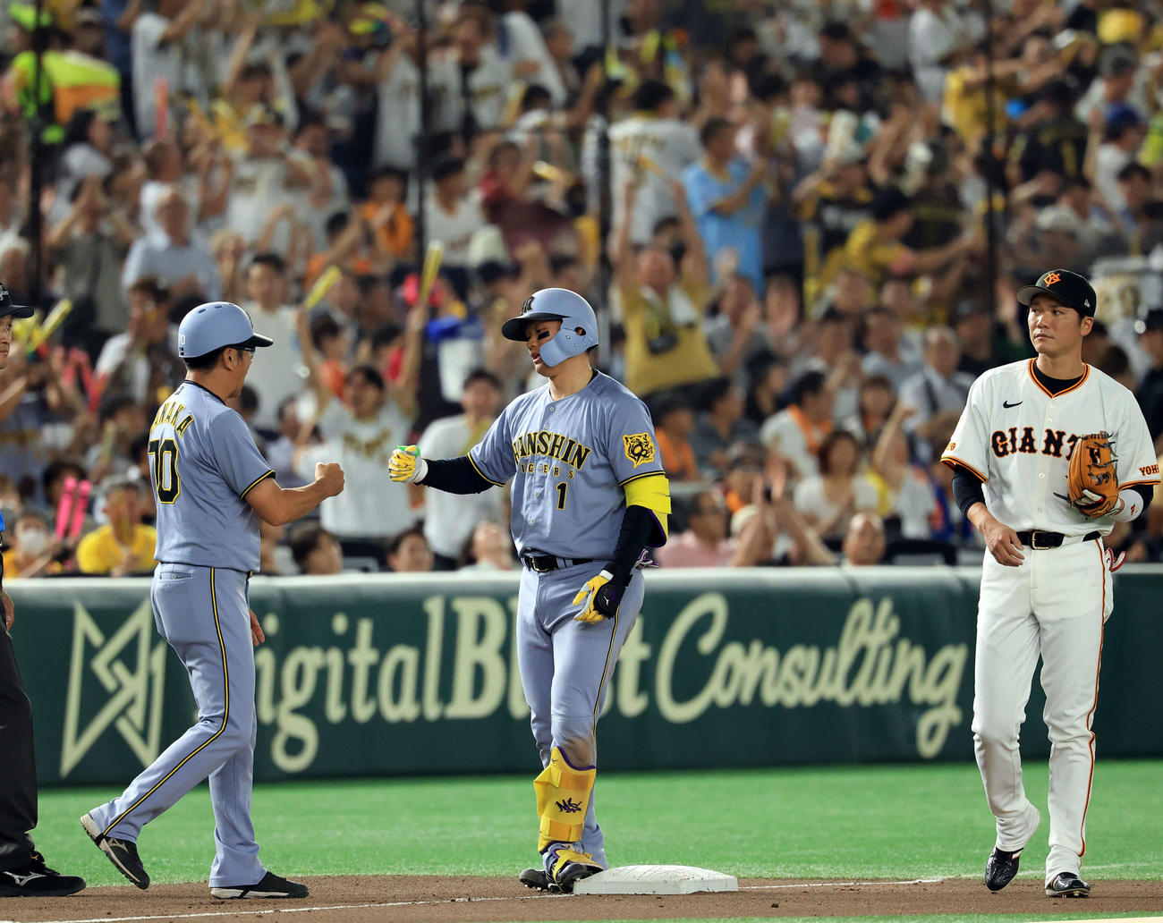 巨人対阪神　7回表阪神1死二塁、森下（中央）は中越え適時三塁打を放ちガッツポーズ。右は坂本（撮影・浅見桂子）