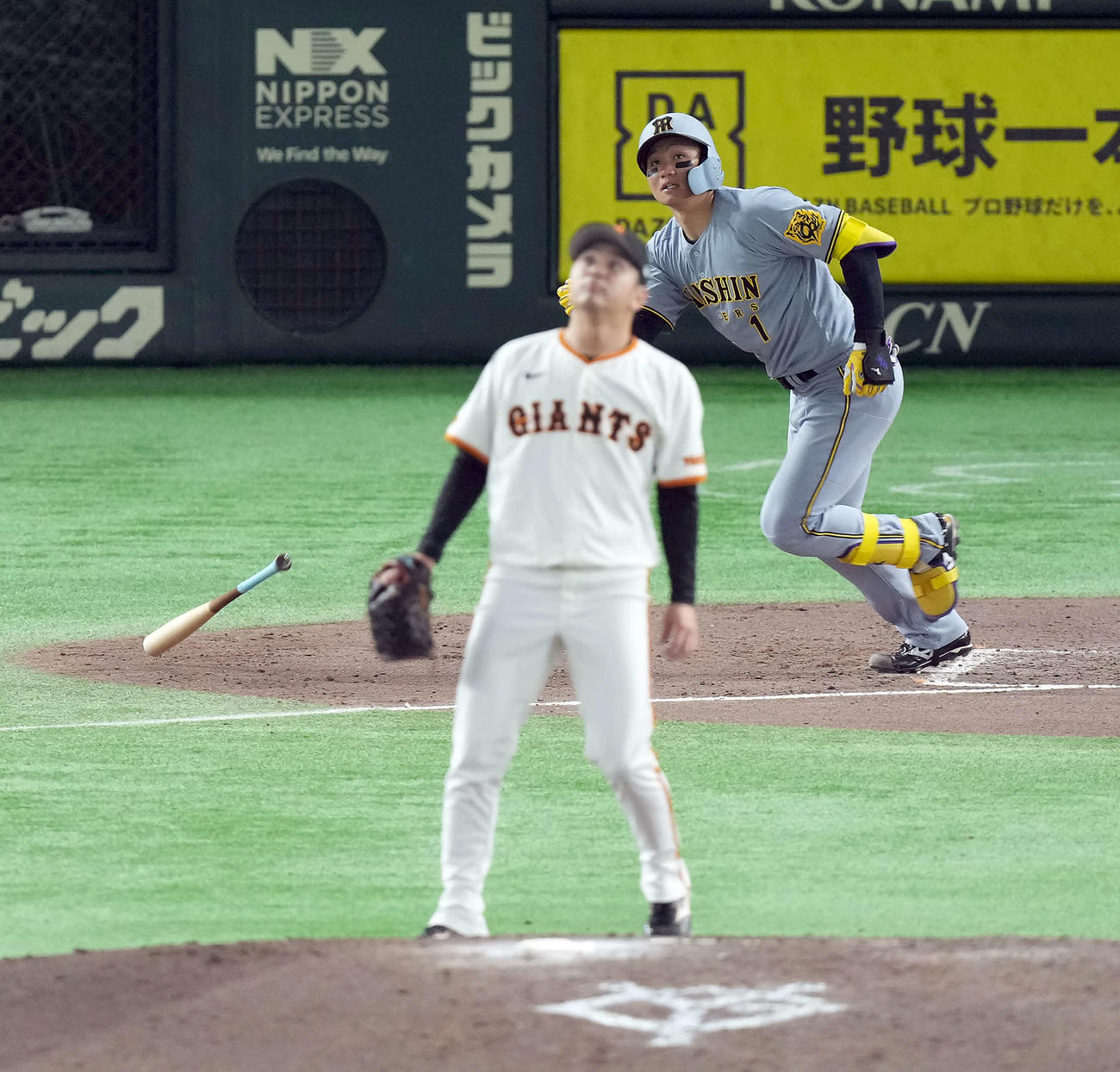 巨人対阪神　7回表阪神1死二塁、中越えに適時三塁打を放った森下。投手石川（撮影・たえ見朱実）